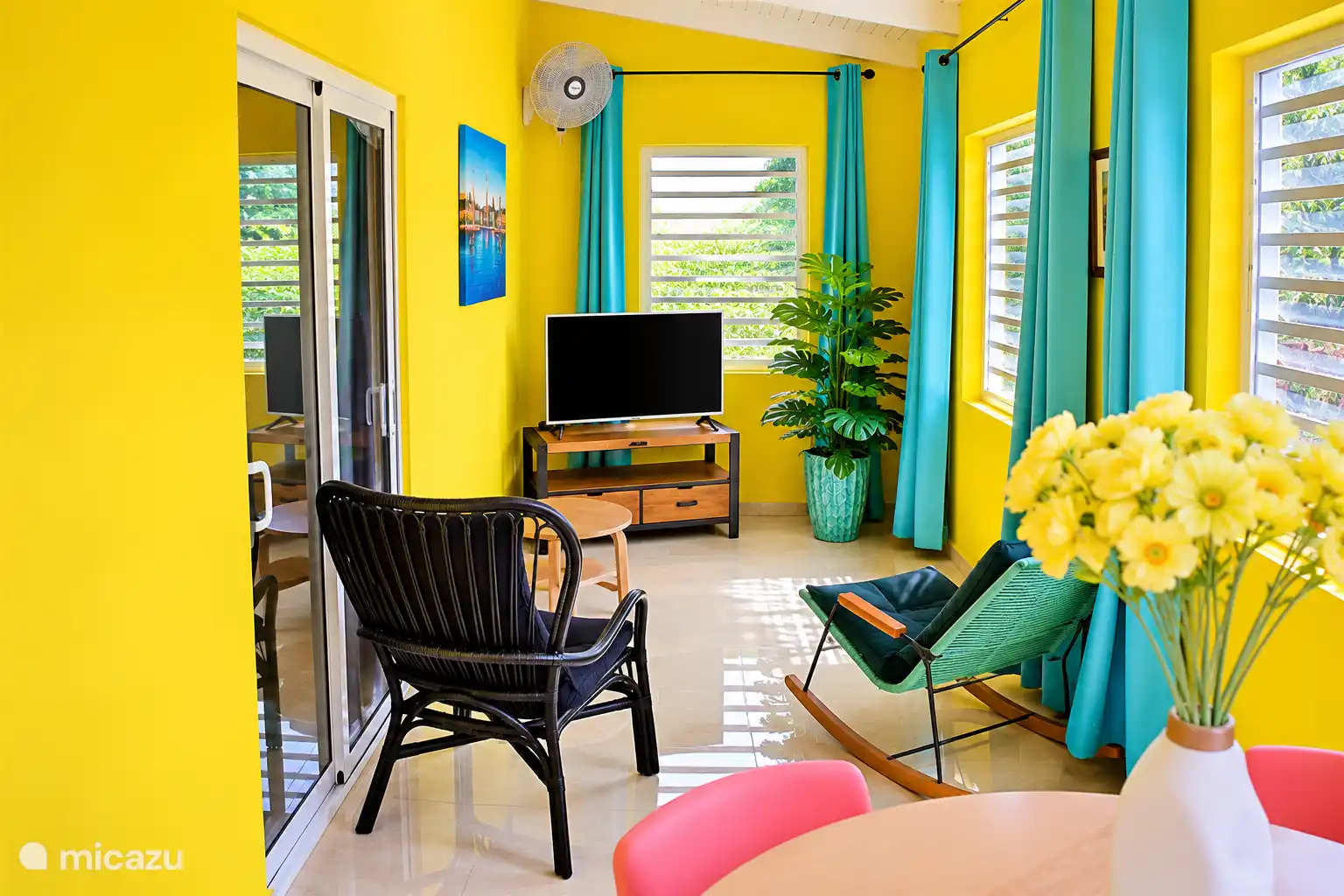 Separate en zonnige relax/tv kamer