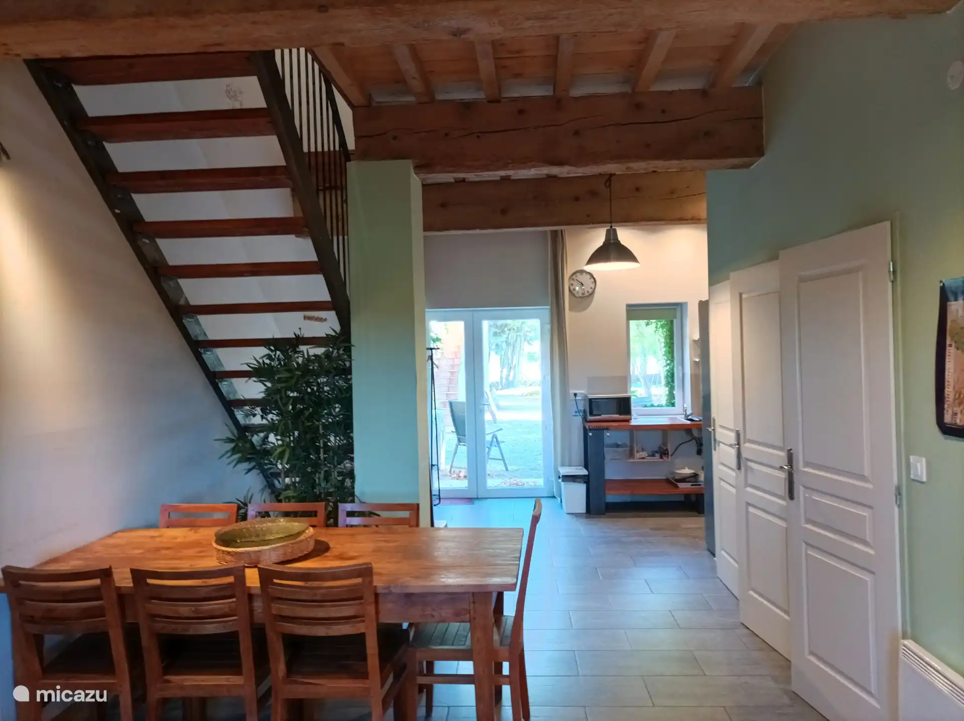 open leefruimte, eettafel, open keuken, ingang