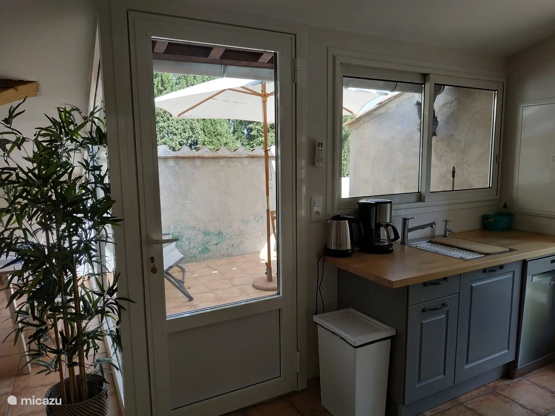 keuken, terras en ingang