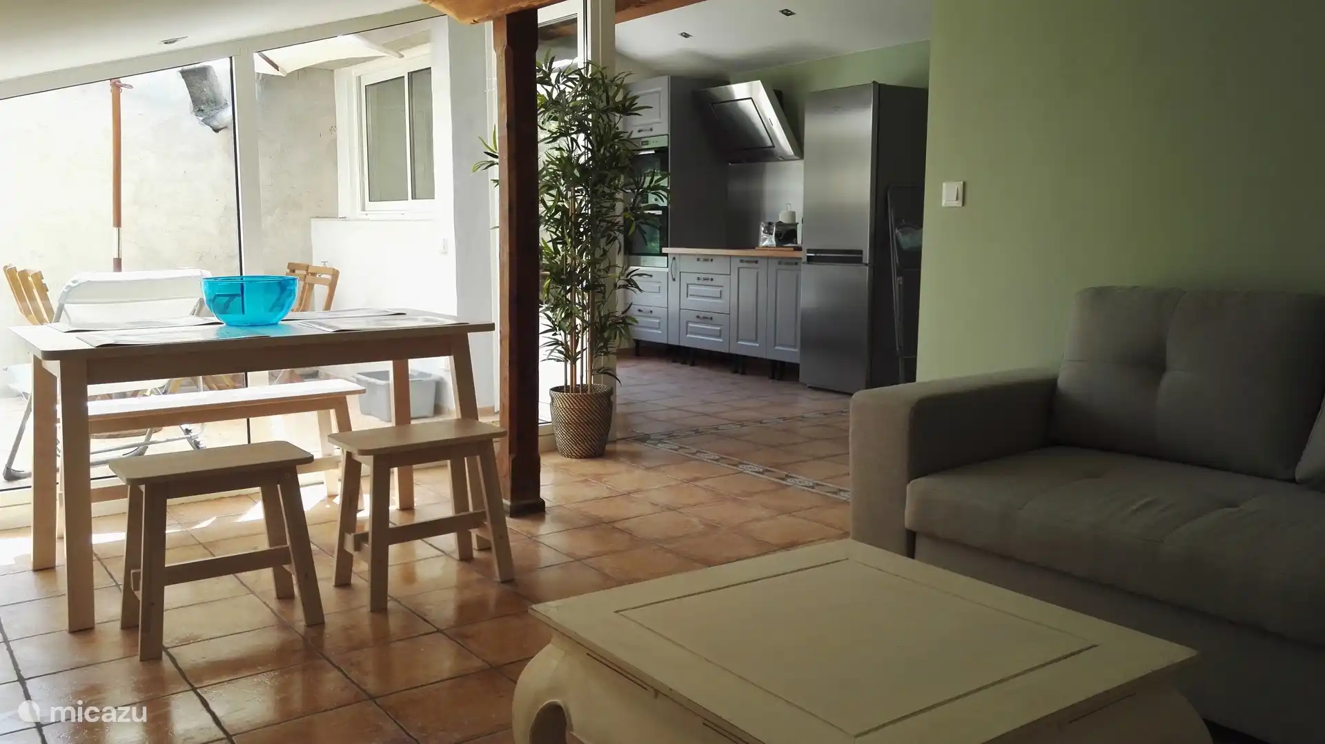 Open leefruimte, keuken, eettafel, zithoek, terras