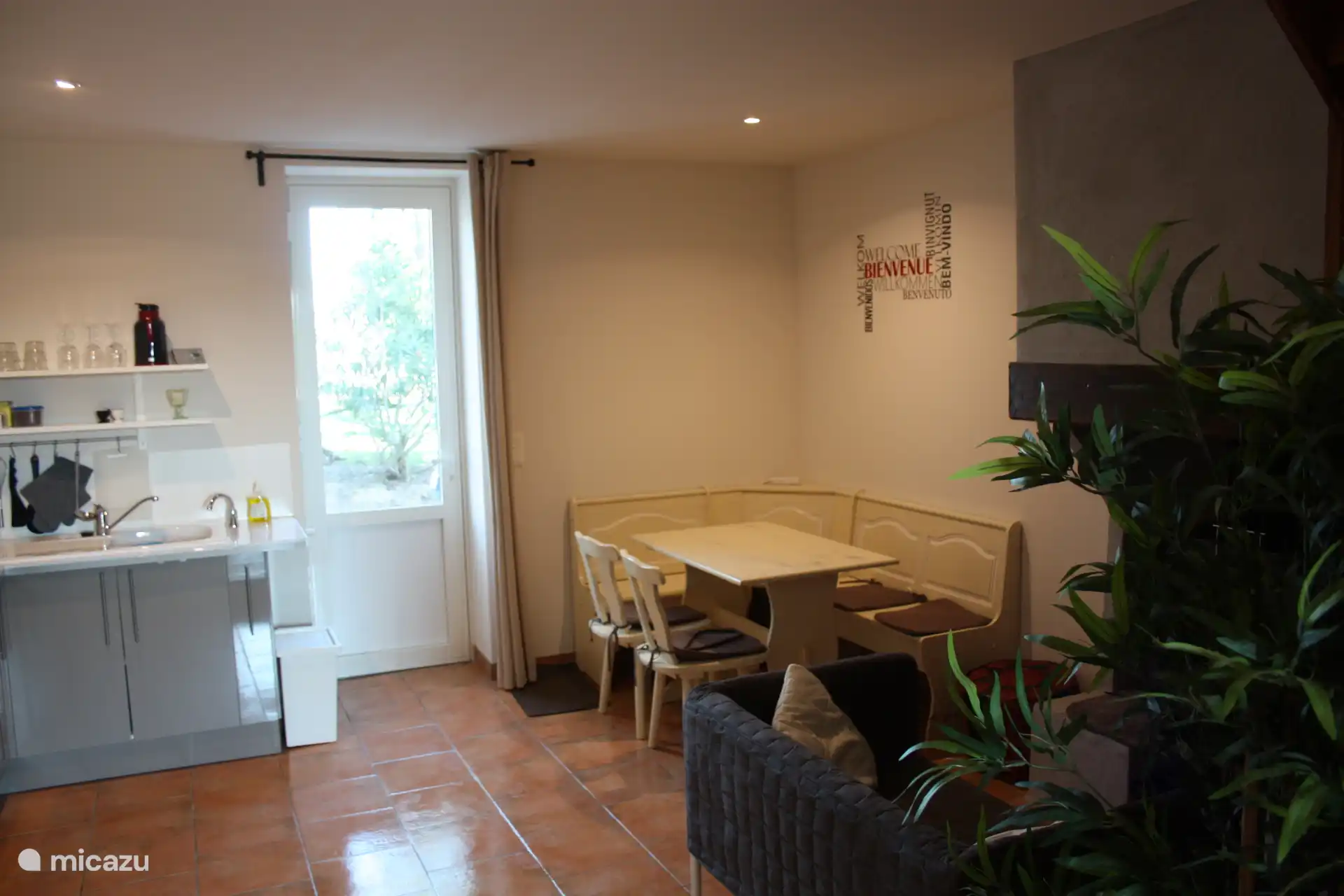 open keuken, ingang, eettafel, zithoek