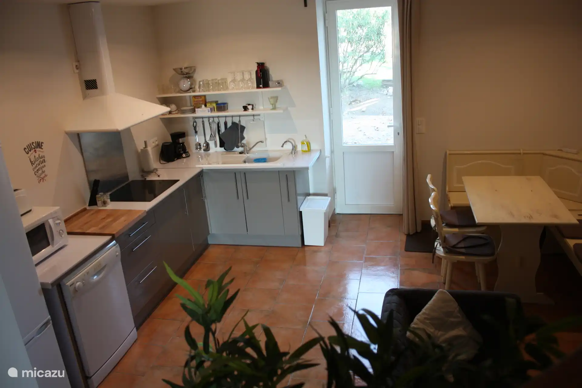 open keuken, zithoek, eettafel