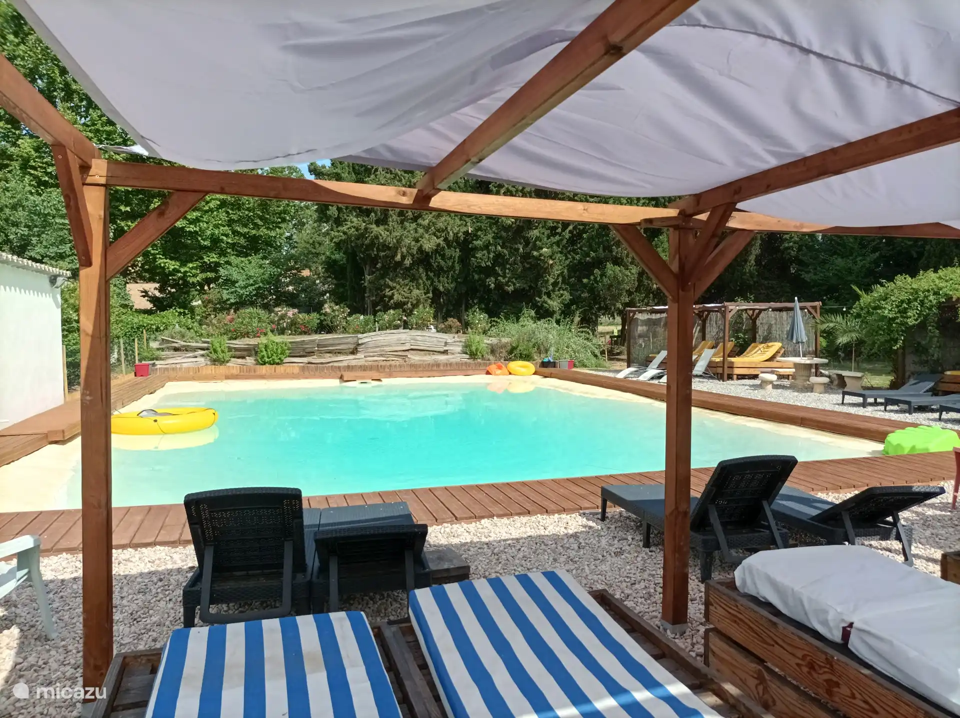 zwembad, pergolas, ligbedden