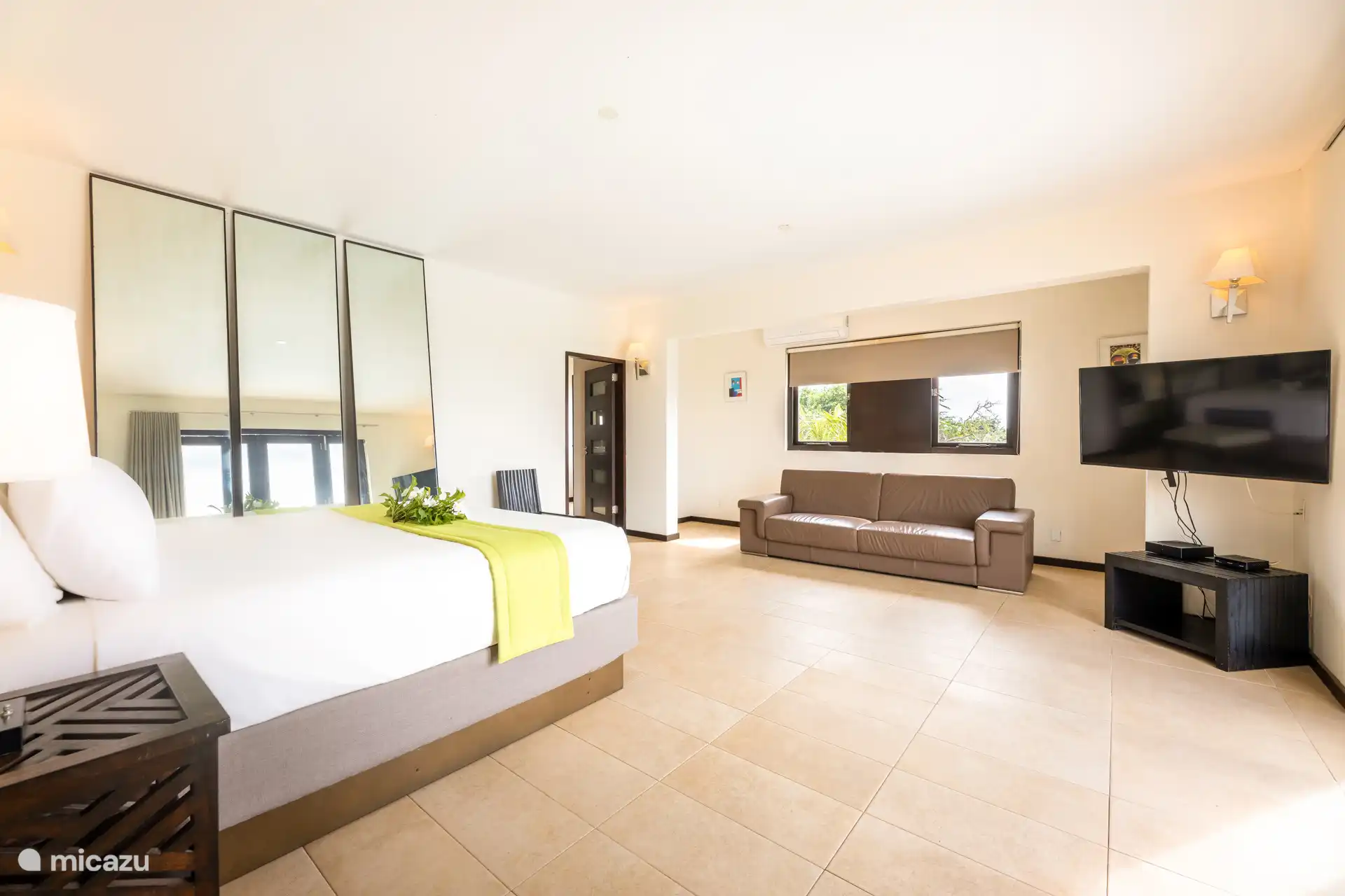 Dormitorio principal de no menos de 100 m2, con amplio vestidor y baño.