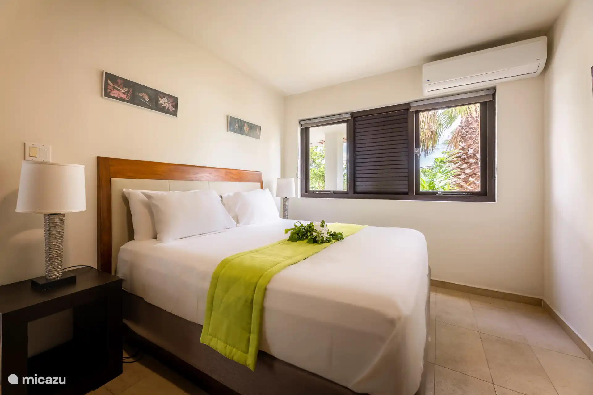 Dormitorio 4 con aire acondicionado, armario y baño privado.