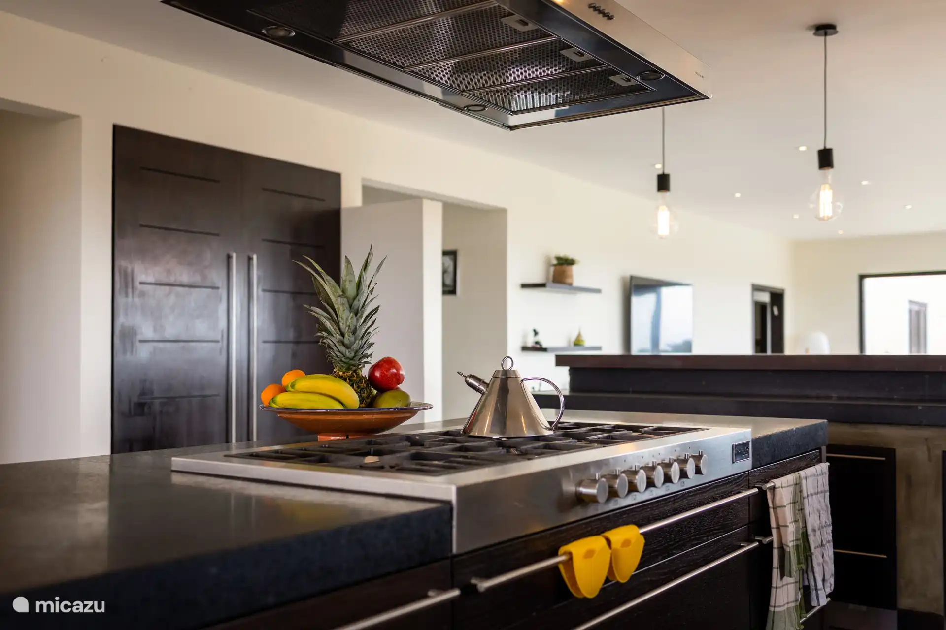 Cocina extensa completamente equipada.