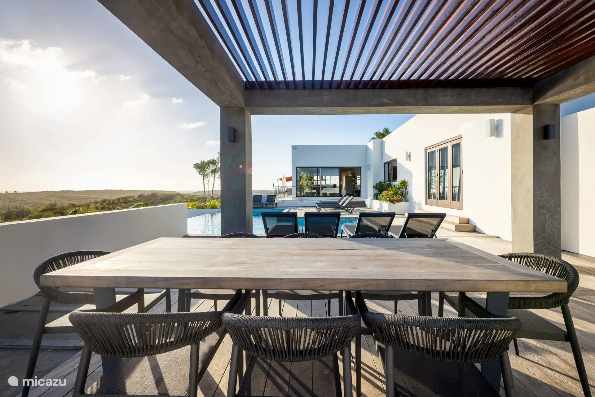 Disfruta del aire libre, con mesa de comedor, piscina privada y barbacoa.