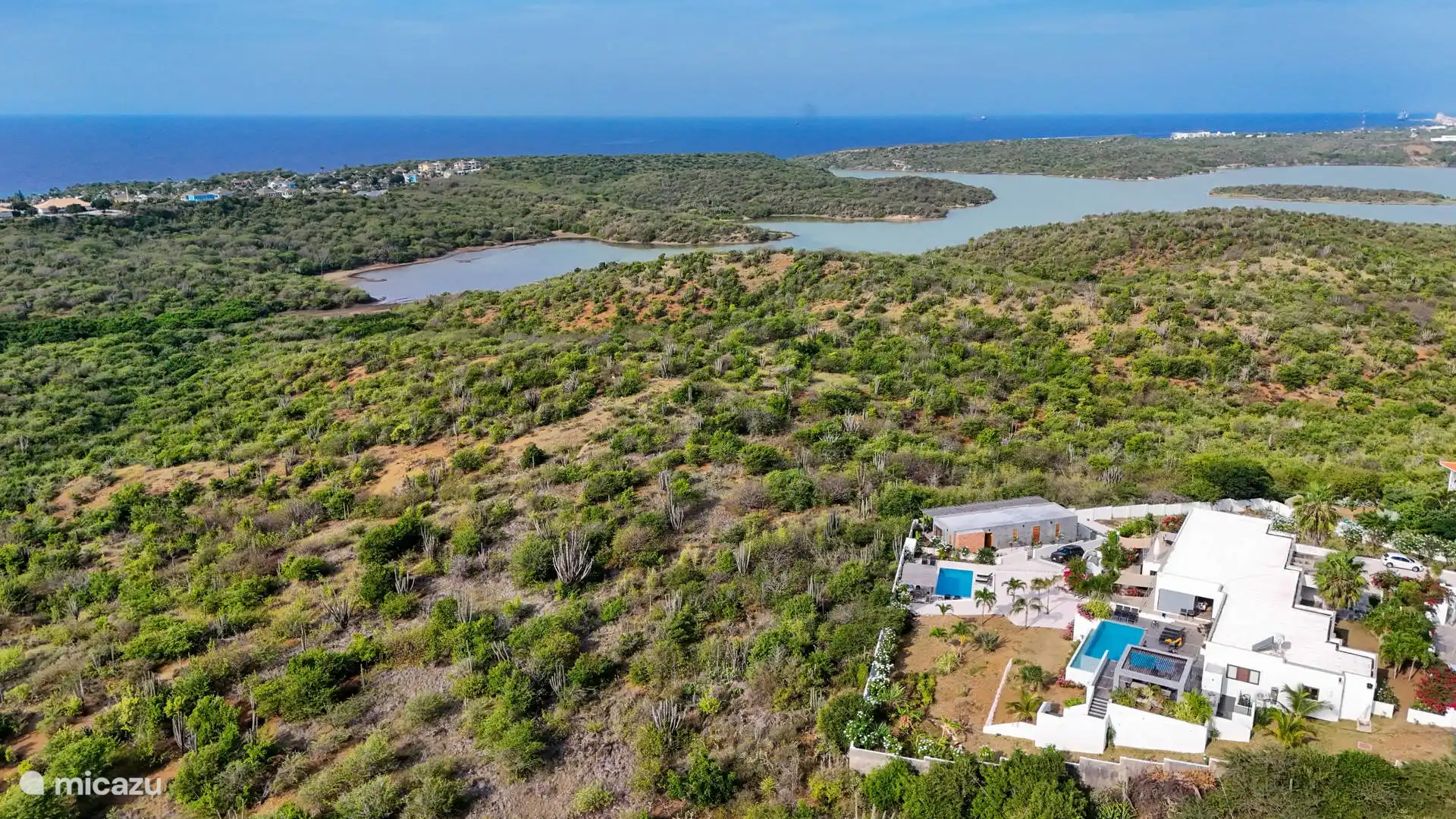 Desde su posición elevada en una colina, Casa Pasha Villa ofrece una vista única de 360° sobre el océano, las salinas y los valles verdes.