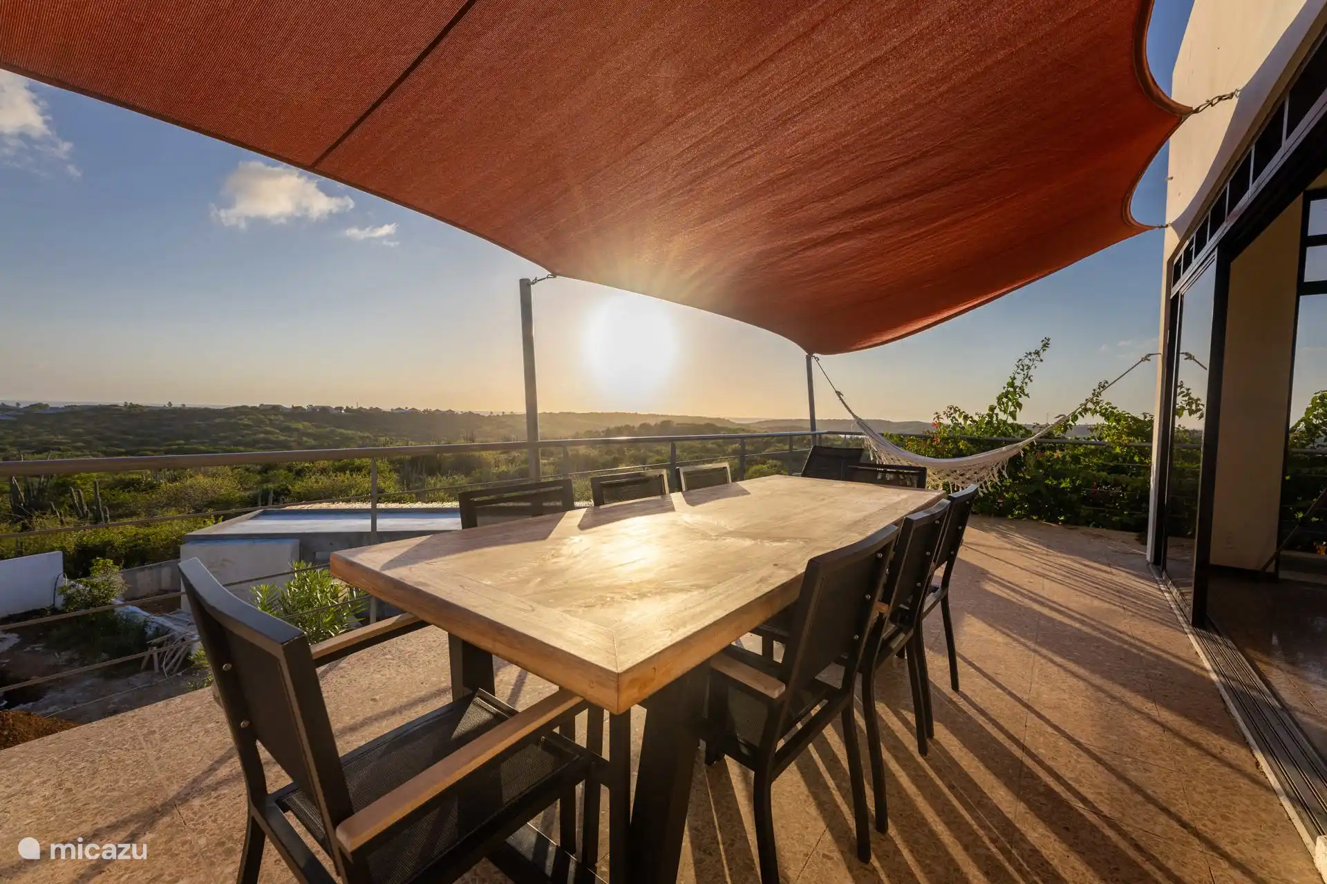 En el balcón hay una tercera mesa de comedor, perfecta para mañanas tranquilas, bebidas al atardecer y todo lo que hay entre medias.