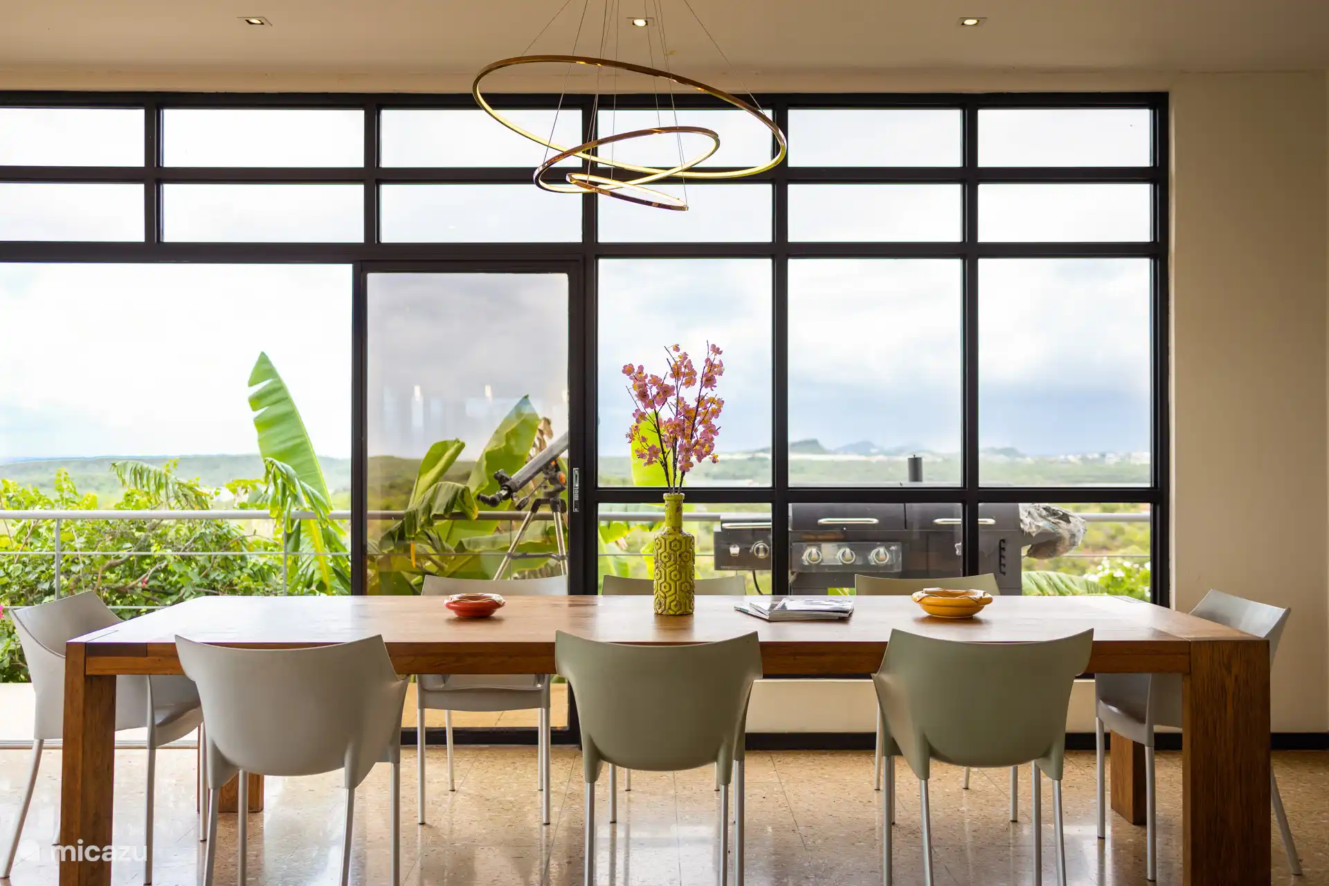 La posibilidad de cenar en el interior, también con una preciosa vista de las salinas.