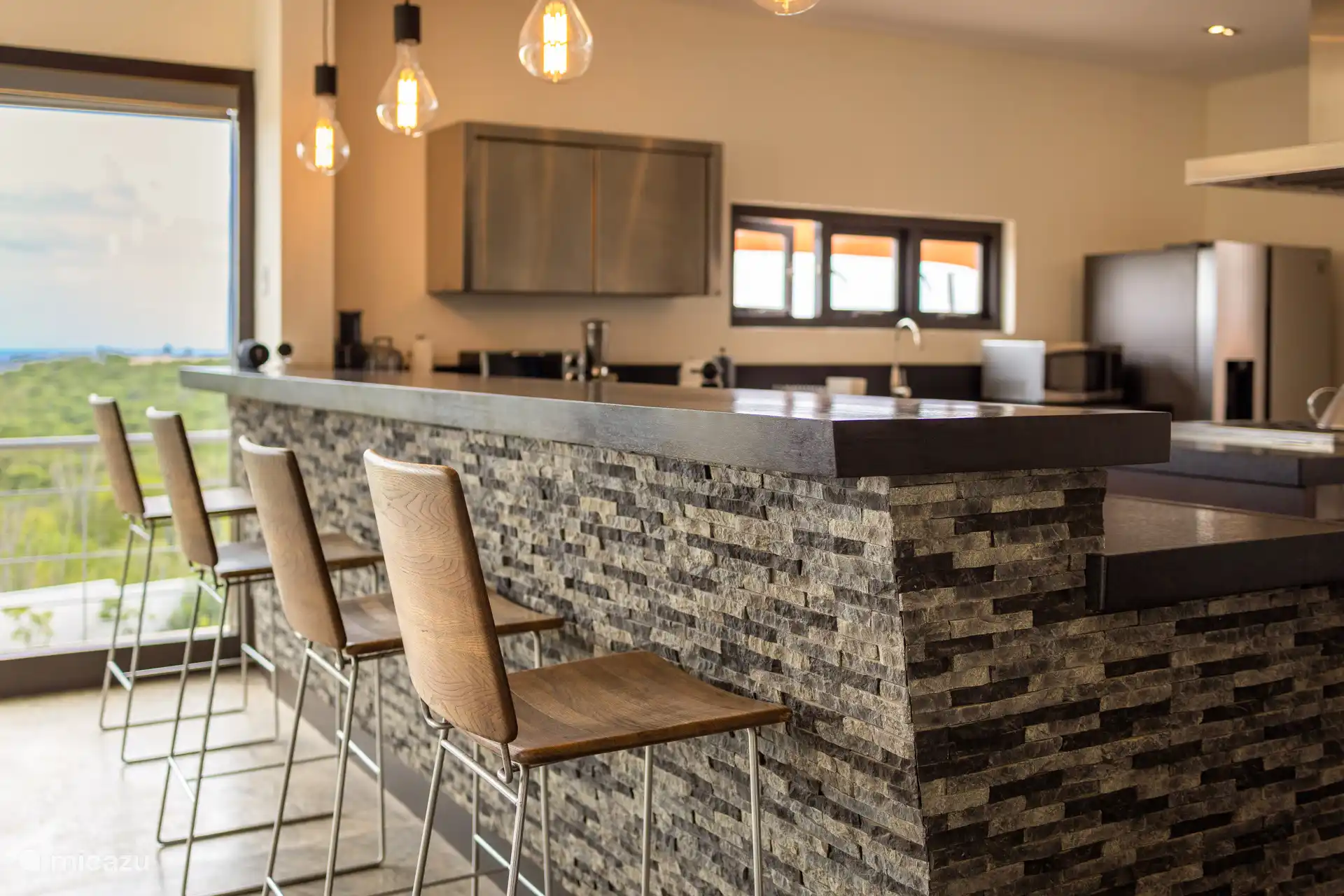 Una barra de cocina acogedora para cocinar juntos.