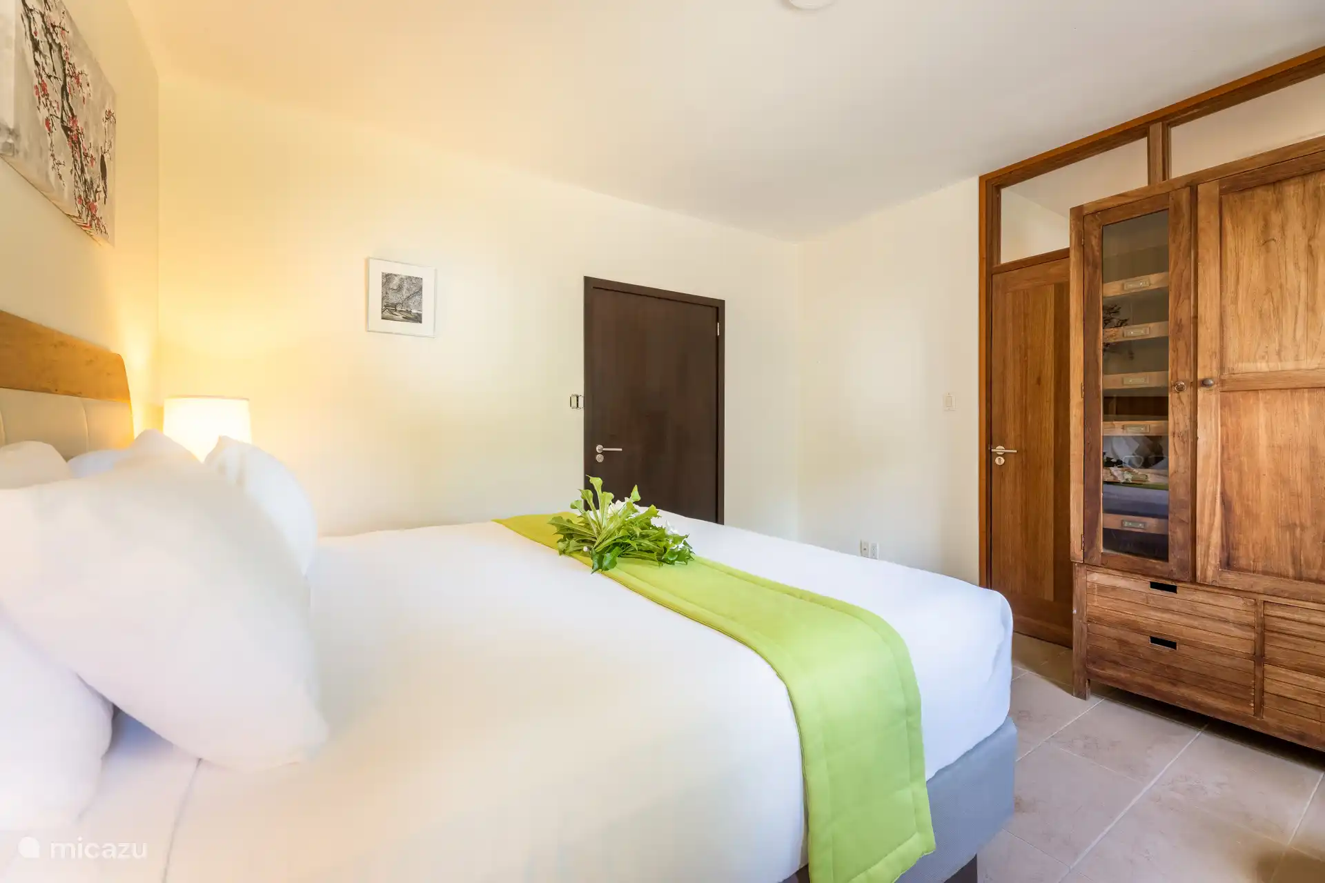 Tercer dormitorio con armario, baño en suite y aire acondicionado.
