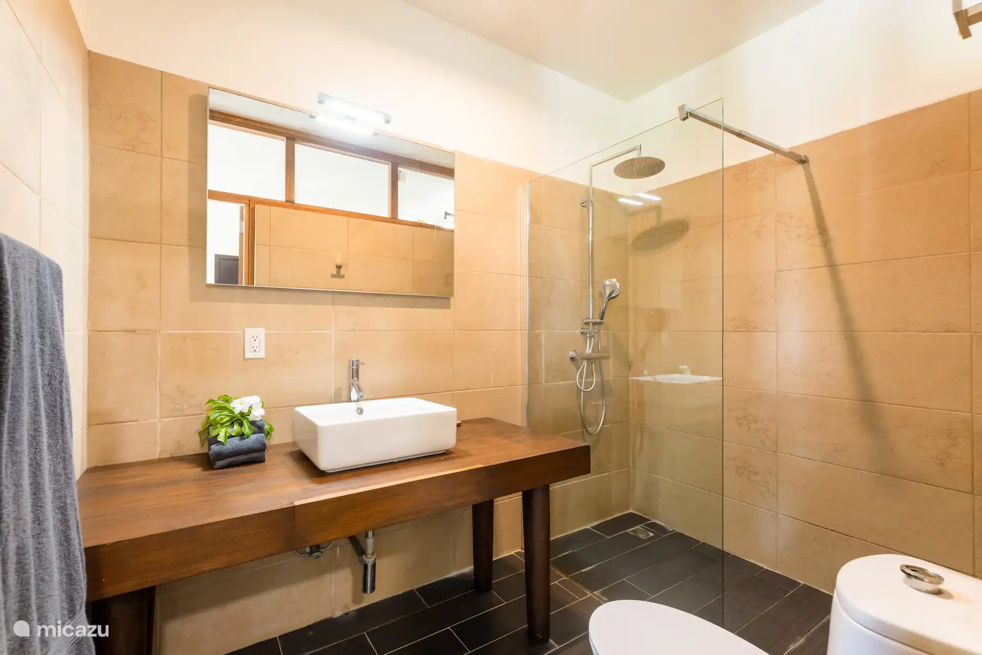 Baño privado en el dormitorio 4