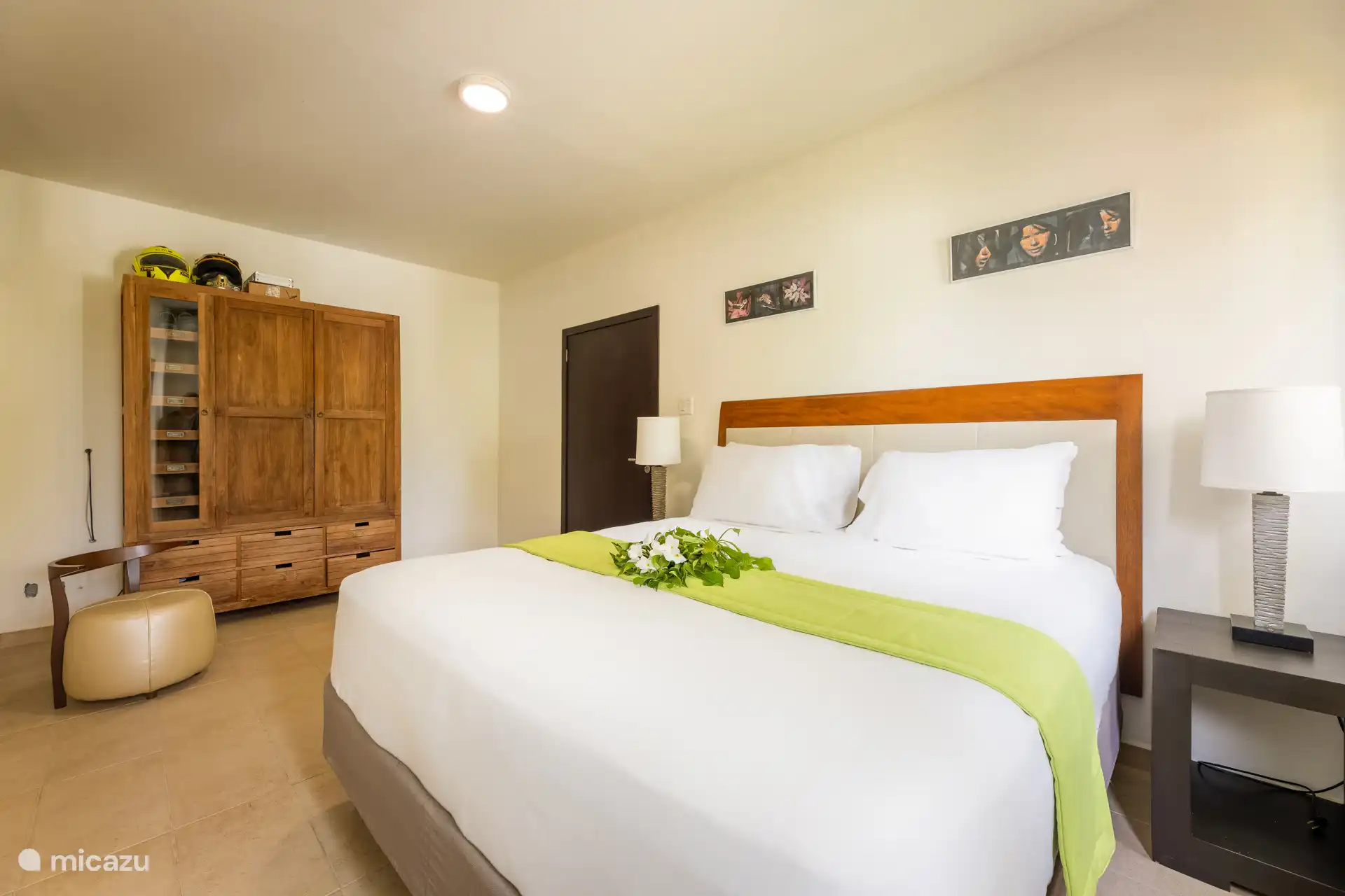 Dormitorio 4 con aire acondicionado, armario y baño privado.