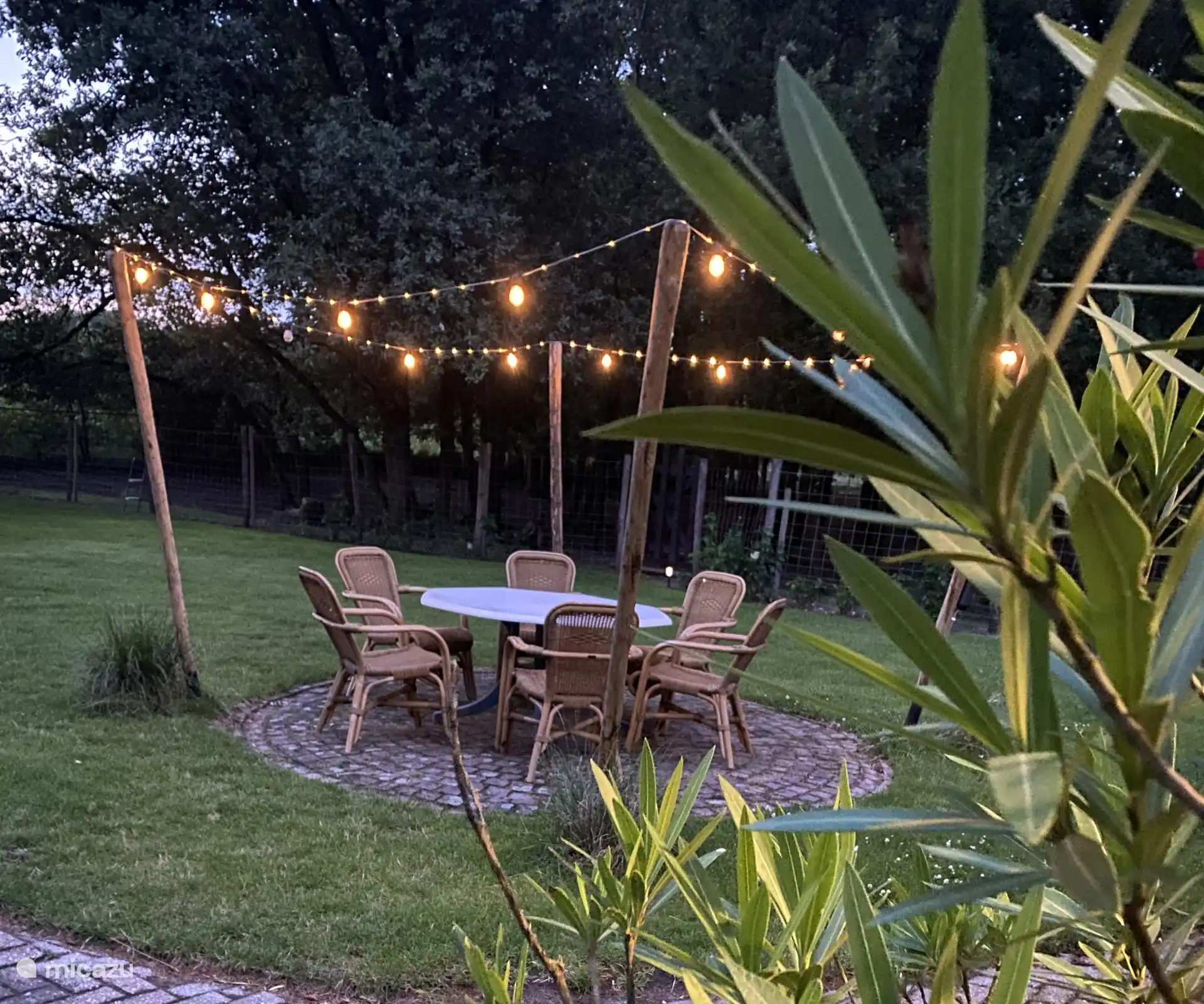 Hele tuin is voorzien van sfeerverlichting, ook aan Maaszijde