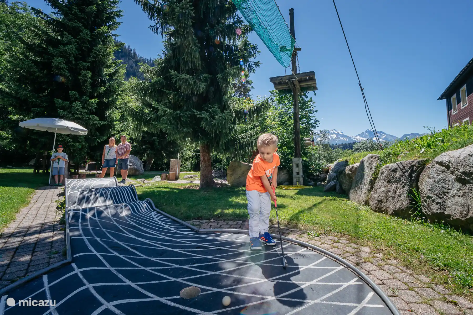 Seilpark und Minigolf für Kinder, Jugendliche sowie erwachsene Personen. Die längste Route vom Seilpark dauert über 2 Stunden, mit viel Adrenalin! 