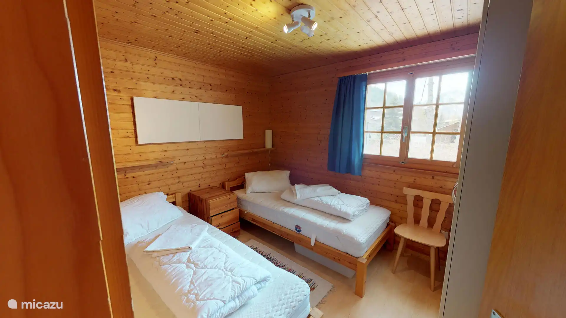Schlafzimmer mit zwei Einzelbetten