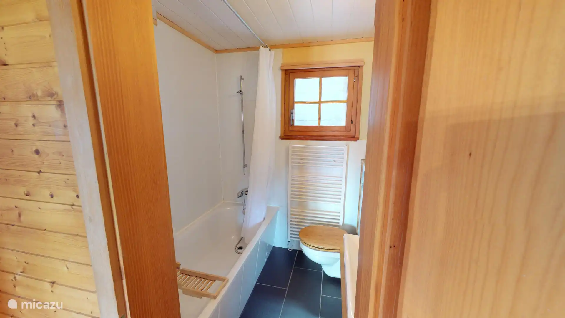 Badezimmer mit Badewanne
