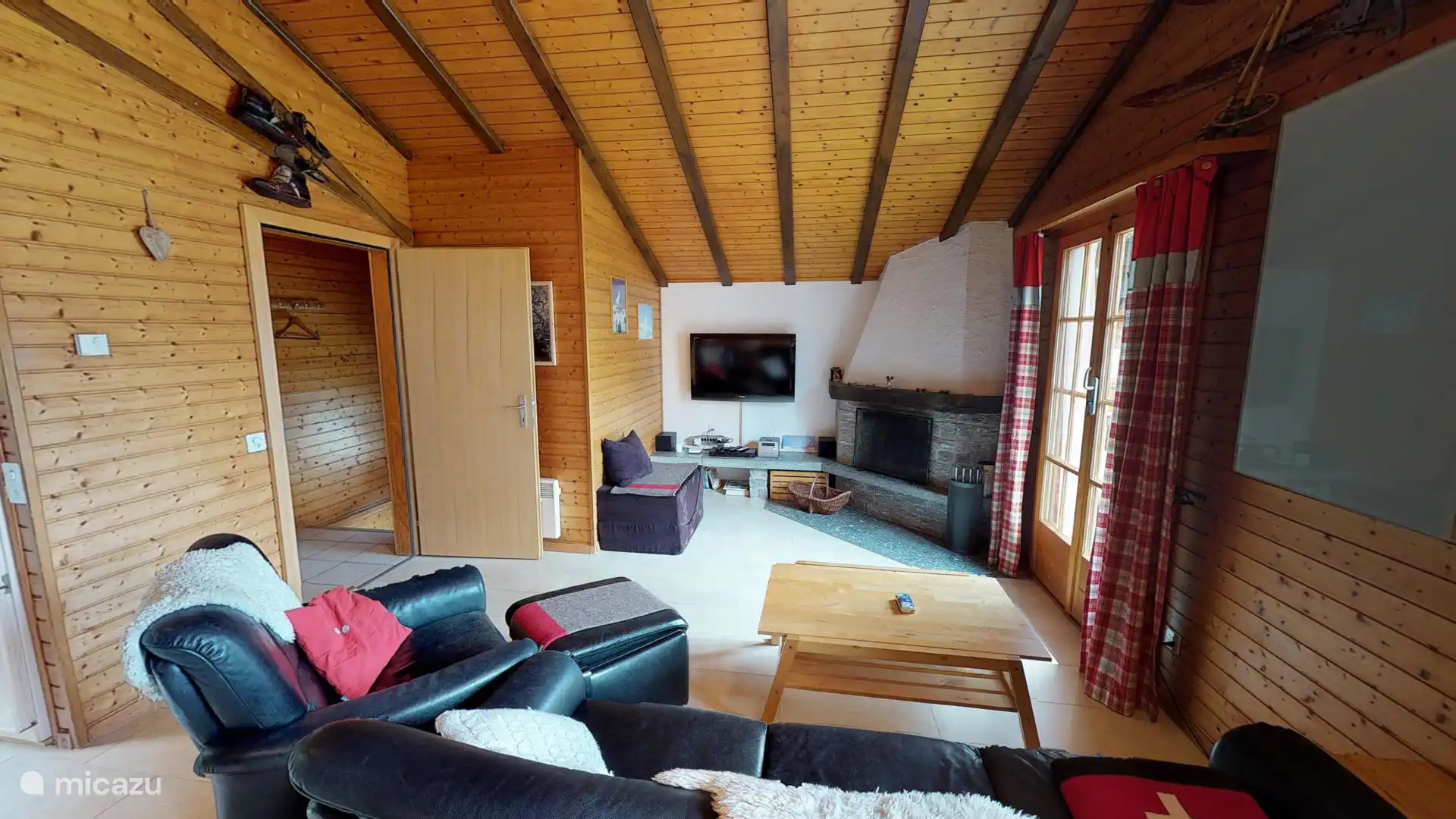 Wohnzimmer mit Kamin