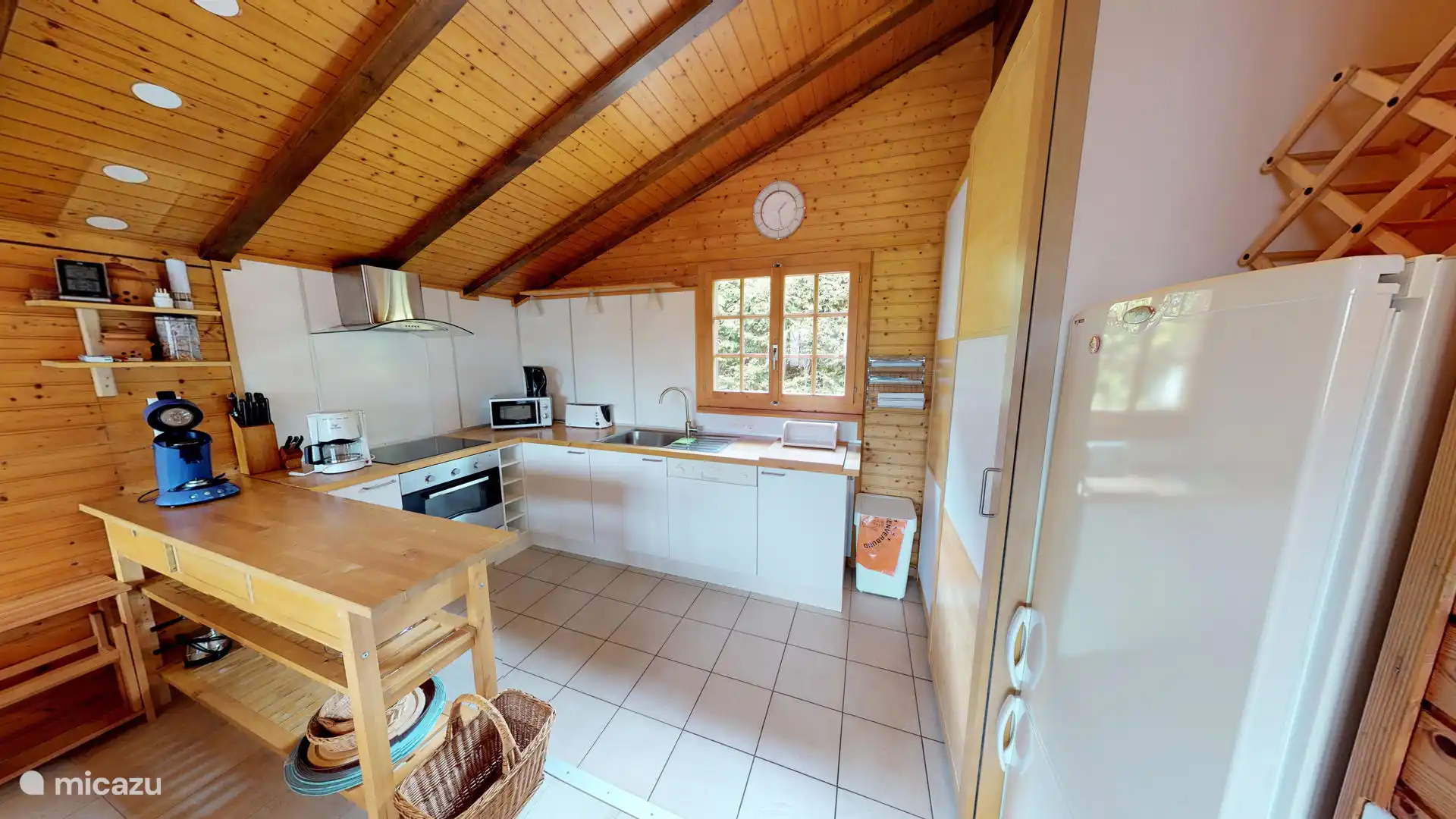 Küche mit freistehendem Kühlschrank