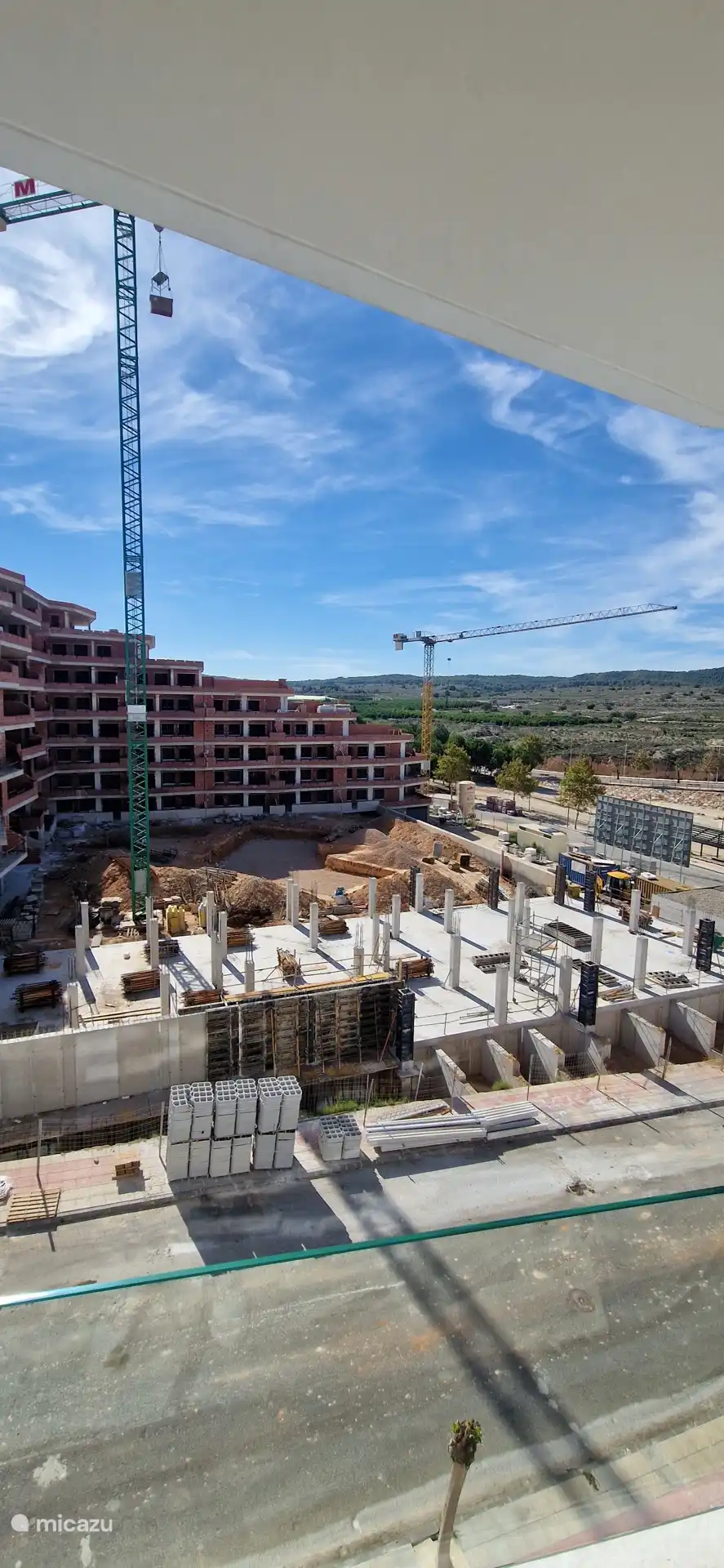 La construcción del edificio adyacente está ahora algo más avanzada, pregunta por el estado actual