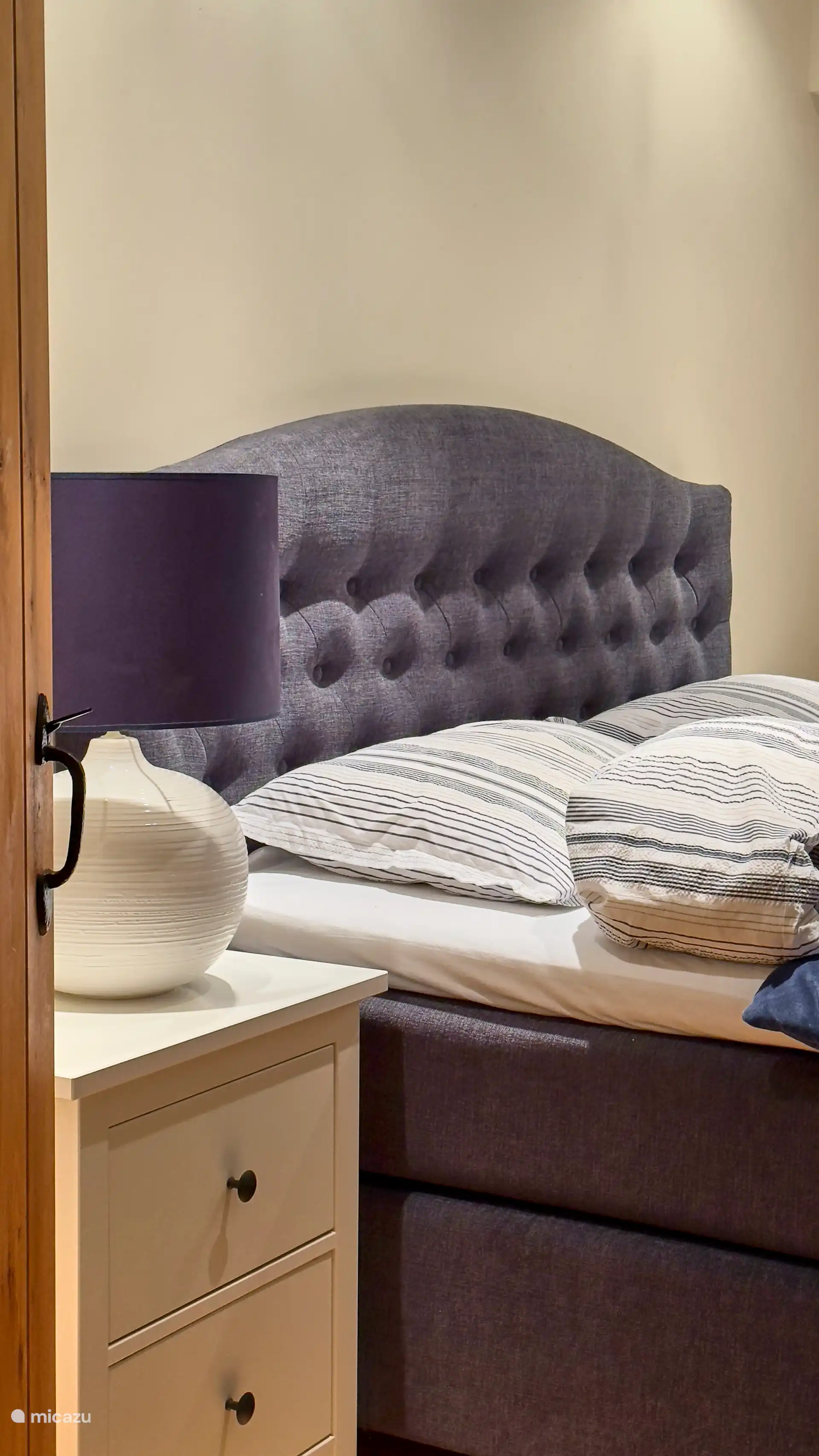 Blue star - bedroom with a sky window and a King size bed.