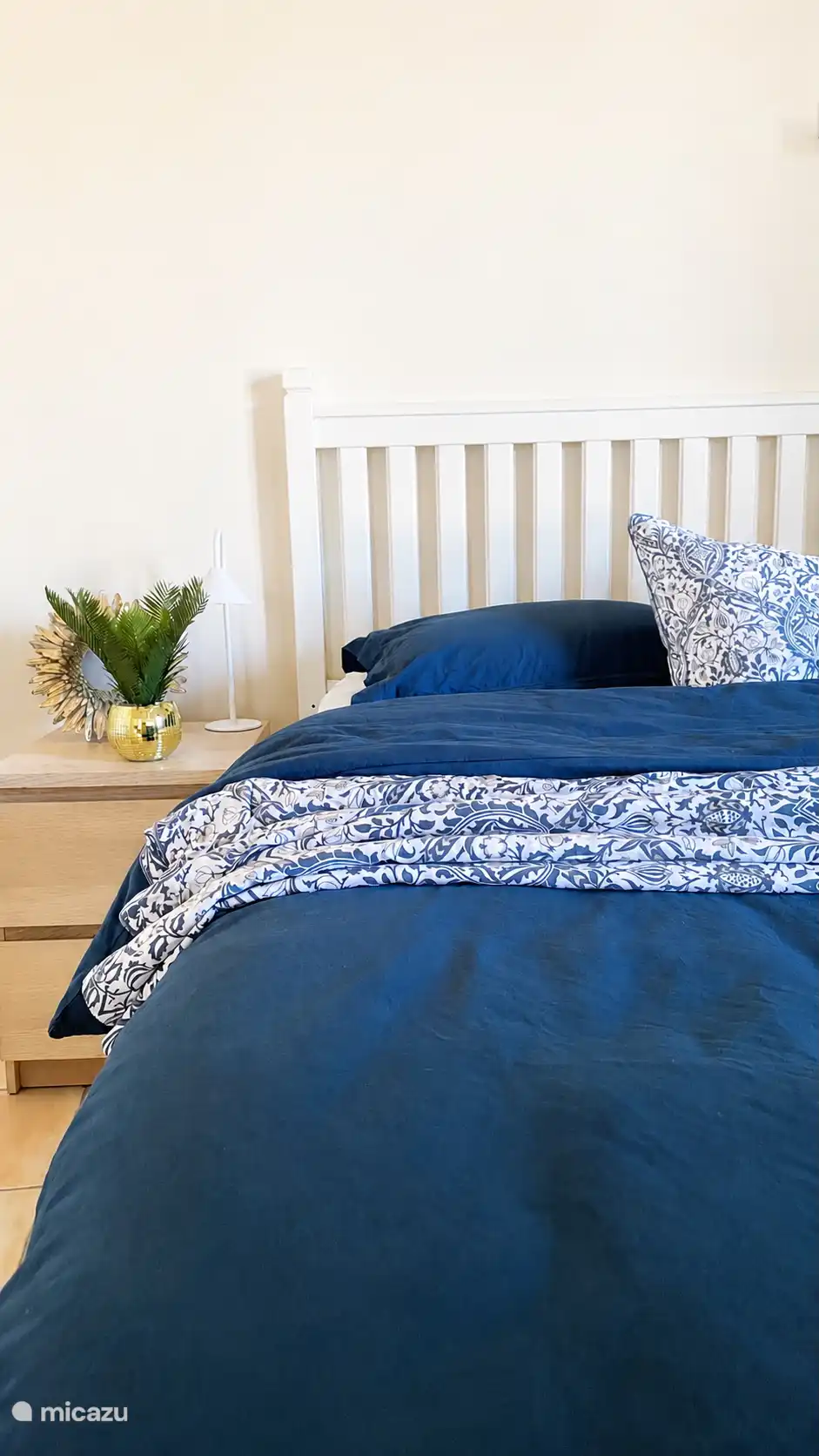 The Bedroom in the Chestnut View Apartment in the Guest House with King size bed 180x200.