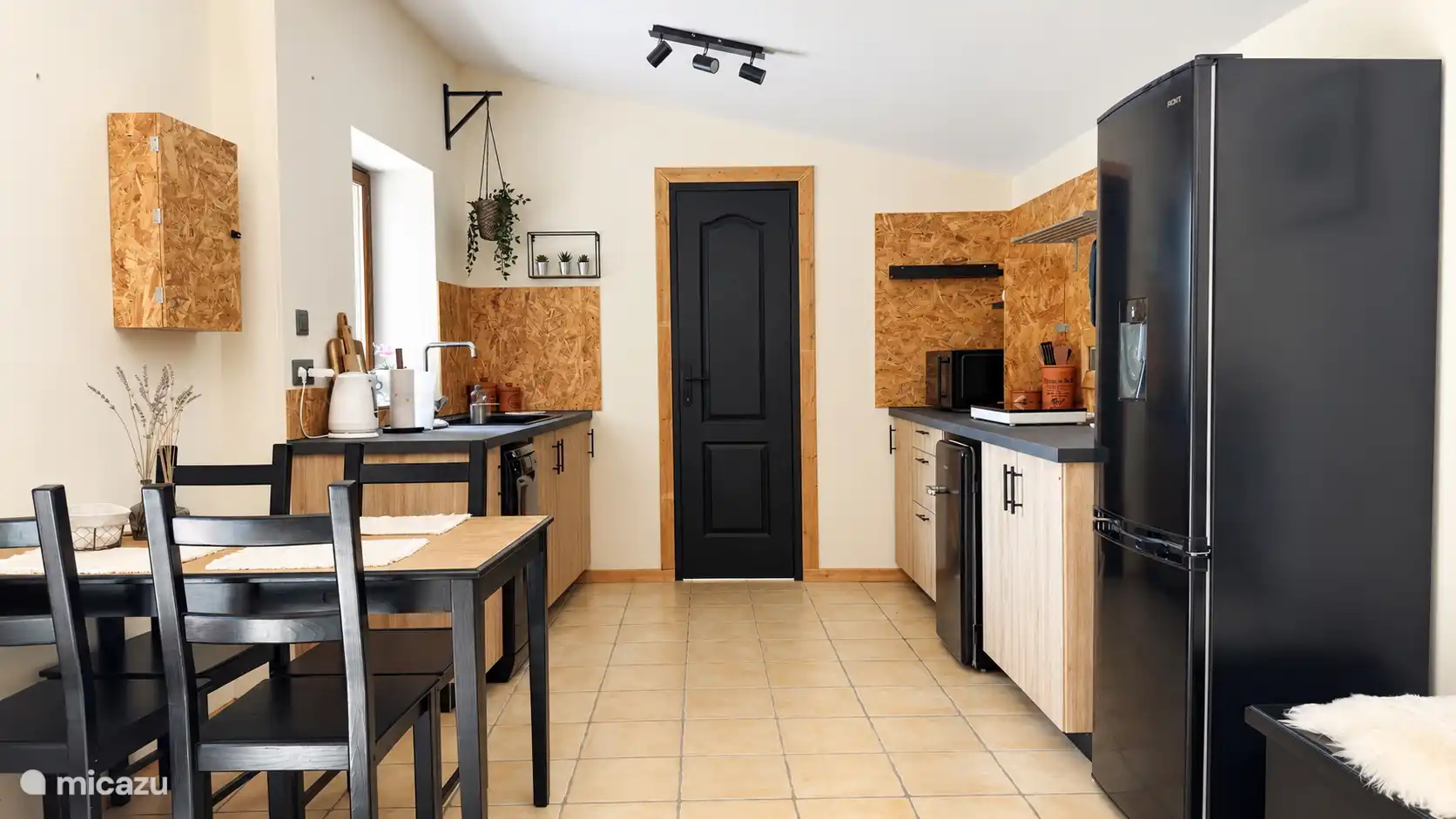 Kitchen equipment for 4 people in the Chestnut View Apartment. 