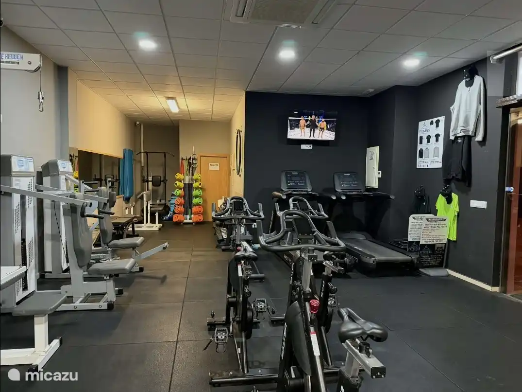 Ook tijdens je vakantie blijf je actief! Op het resort Condado de Alhama kun je gebruikmaken van de fitnessfaciliteiten. Ideaal om je workout bij te houden.