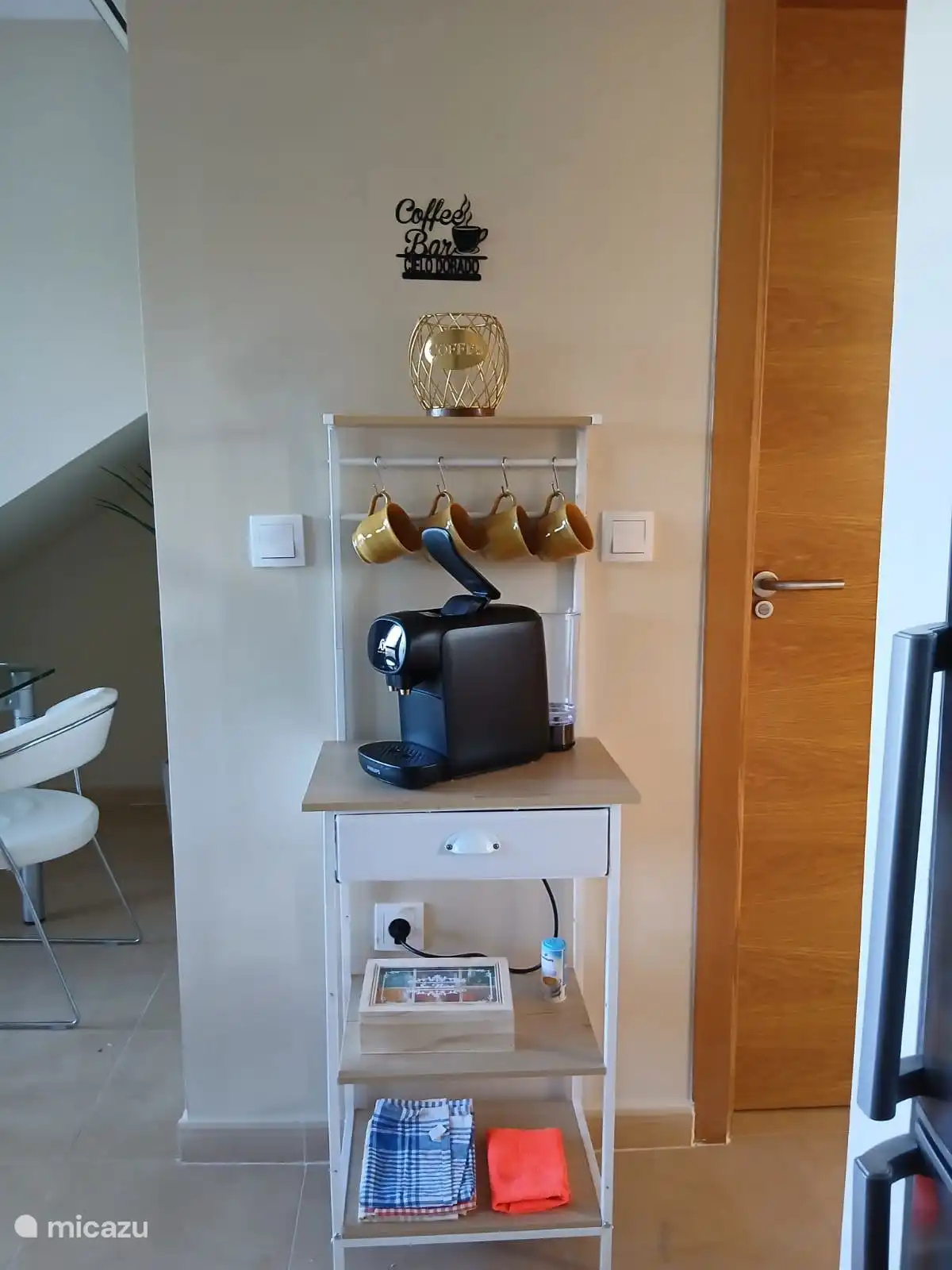 Geniet van ons gezellige koffie- en theehoekje, waar alles klaarstaat om je dag ontspannen te beginnen. Zet een heerlijk kopje koffie of thee, neem plaats en geniet van een rustig moment.