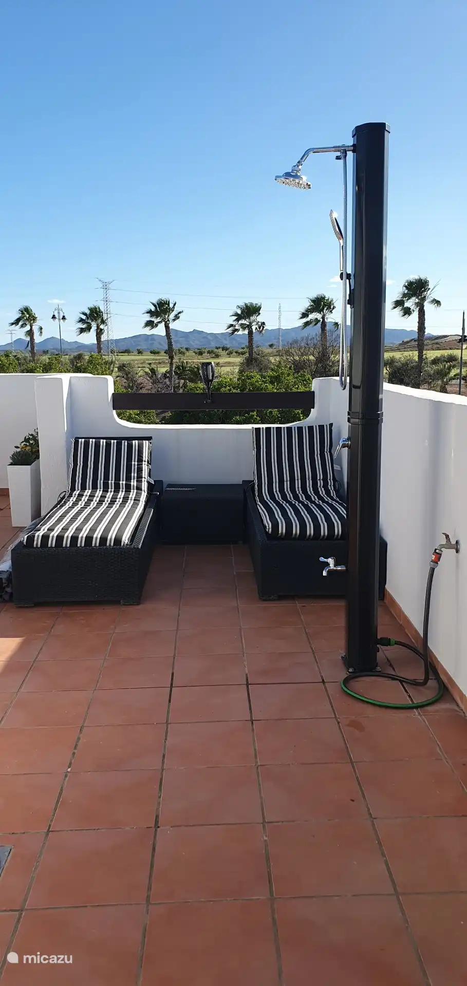 Geniet van een verfrissende buitendouche op het dakterras, met zowel warm als koud water. Heerlijk om af te koelen na het zonnebaden of je even op te frissen onder de Spaanse zon. Het ultieme vakantie