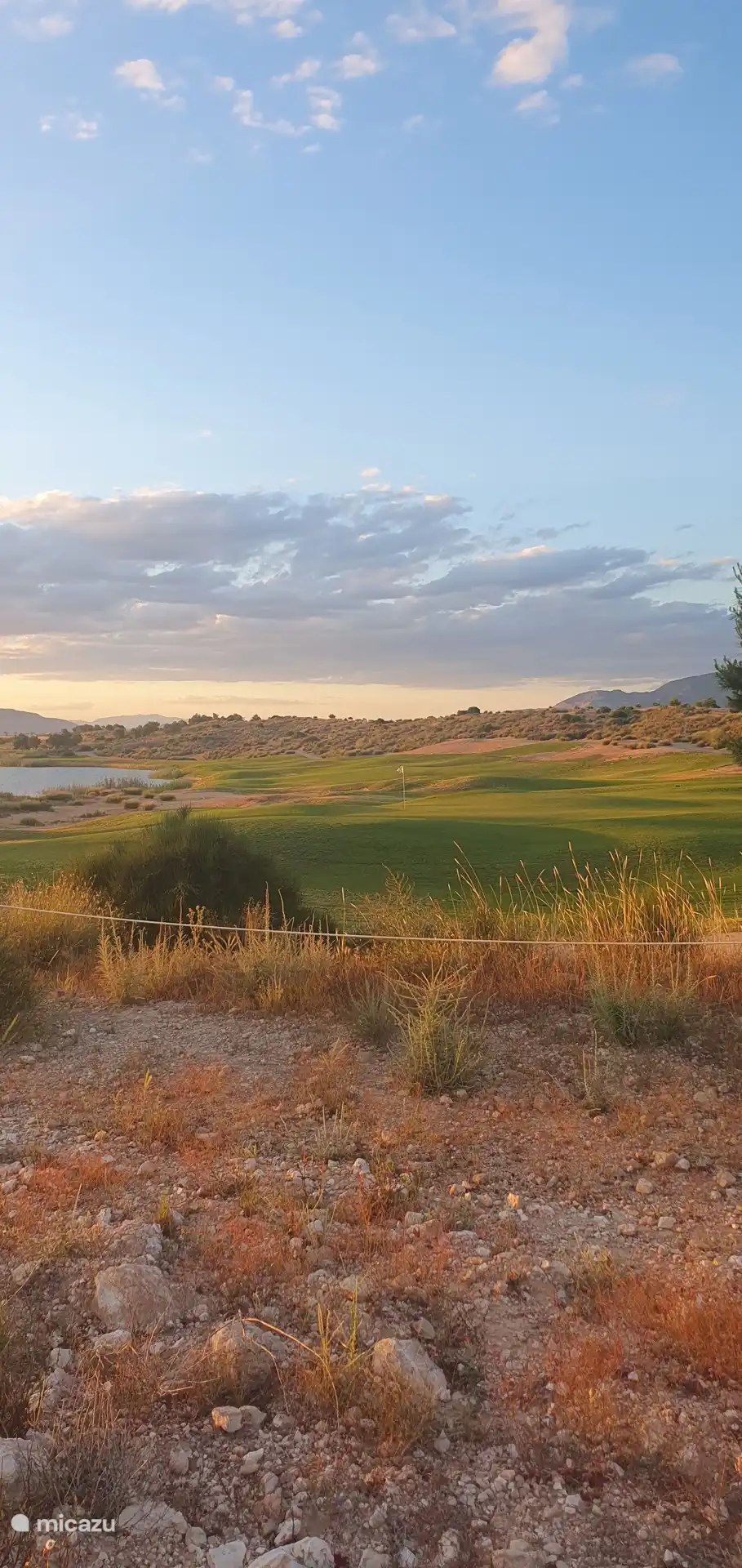 Geniet van een unieke golfervaring midden in de prachtige natuur van Condado de Alhama, met groene fairways, palmbomen en een adembenemend uitzicht op de omliggende bergen. ???