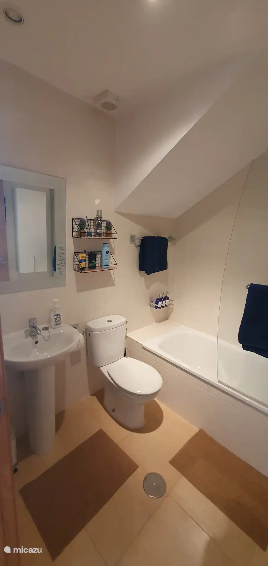 De badkamer van Cielo Dorado is praktisch en verzorgd ingericht. Hier kun je heerlijk verfrissen na een zonnige dag aan het zwembad, op de golfbaan of na een uitstapje in de prachtige omgeving.
