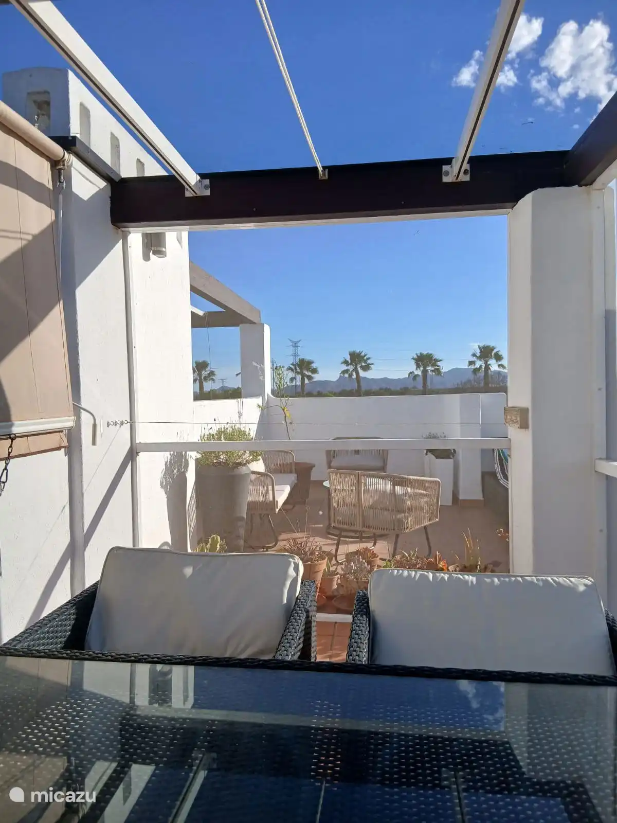 Geniet van de gezellige patio van Cielo Dorado, een heerlijk plekje om buiten te ontspannen in de mediterrane sfeer. Begin de dag met een kopje koffie.