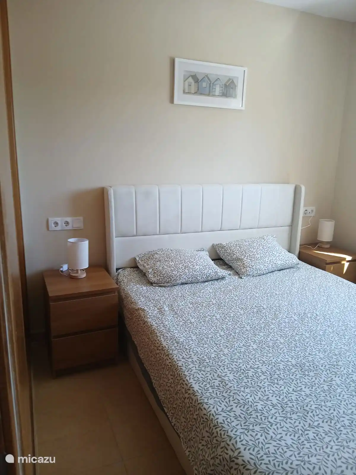 De master bedroom is een comfortabele en sfeervolle slaapkamer in Ibiza-stijl. Geniet van een heerlijke nachtrust in alle rust en word uitgerust wakker voor een nieuwe vakantiedag onder de Spaanse zon