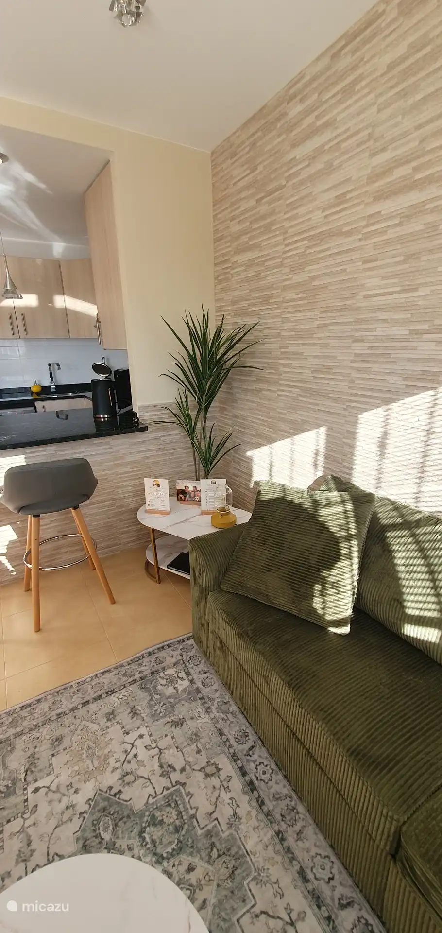Kom helemaal tot rust in de gezellige woonkamer van Cielo Dorado, waar de warme Ibiza-stijl en mediterrane sfeer je meteen een vakantiegevoel geven. De perfecte plek om samen te ontspannen.