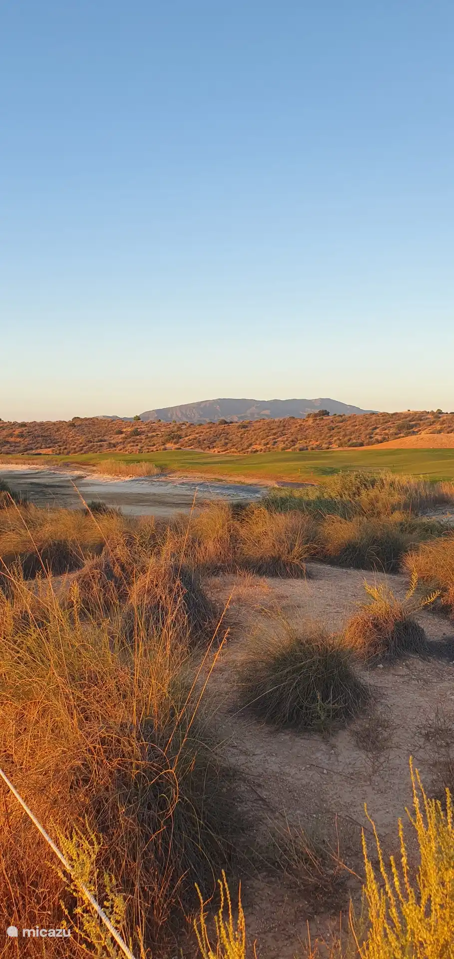 Geniet van het prachtige uitzicht op de golfbaan, omringd door groene fairways en de mooie natuur van Condado de Alhama. Een heerlijke plek om tot rust te komen.
