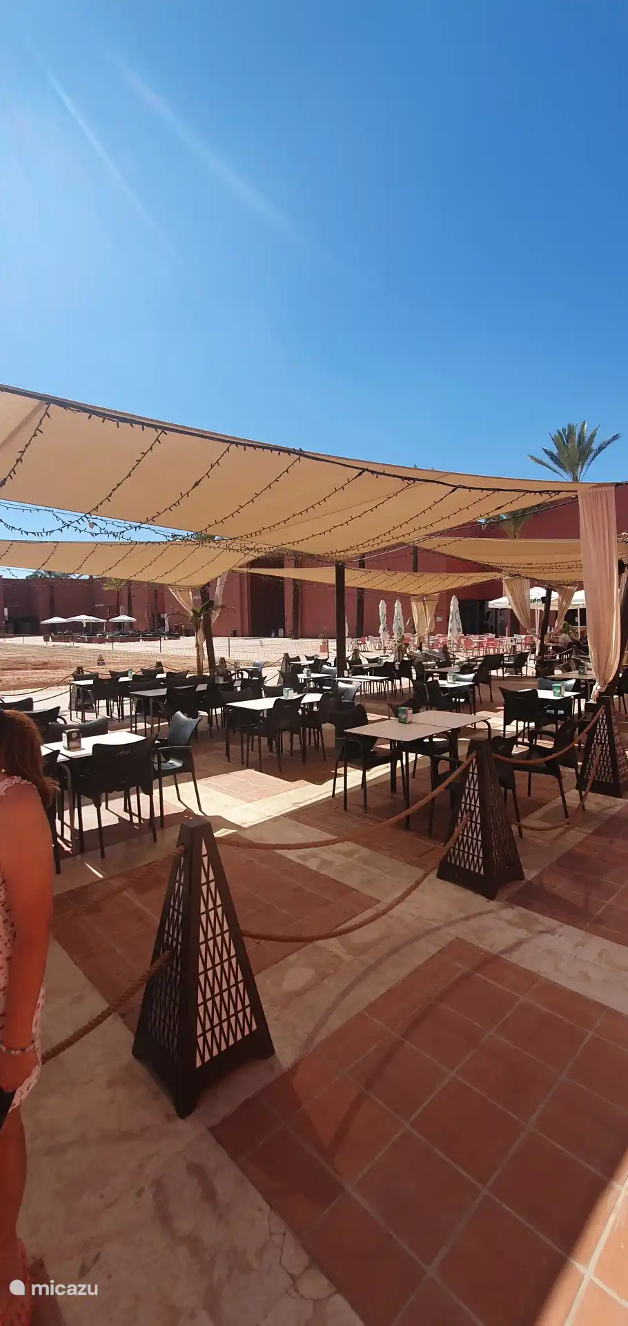 Bezoek Al Kasar, het gezellige centrale plein van Condado de Alhama, met verschillende restaurants en cafeetjes. Geniet van een lekkere maaltijd, een verfrissend drankje of een gezellig terrasje. 