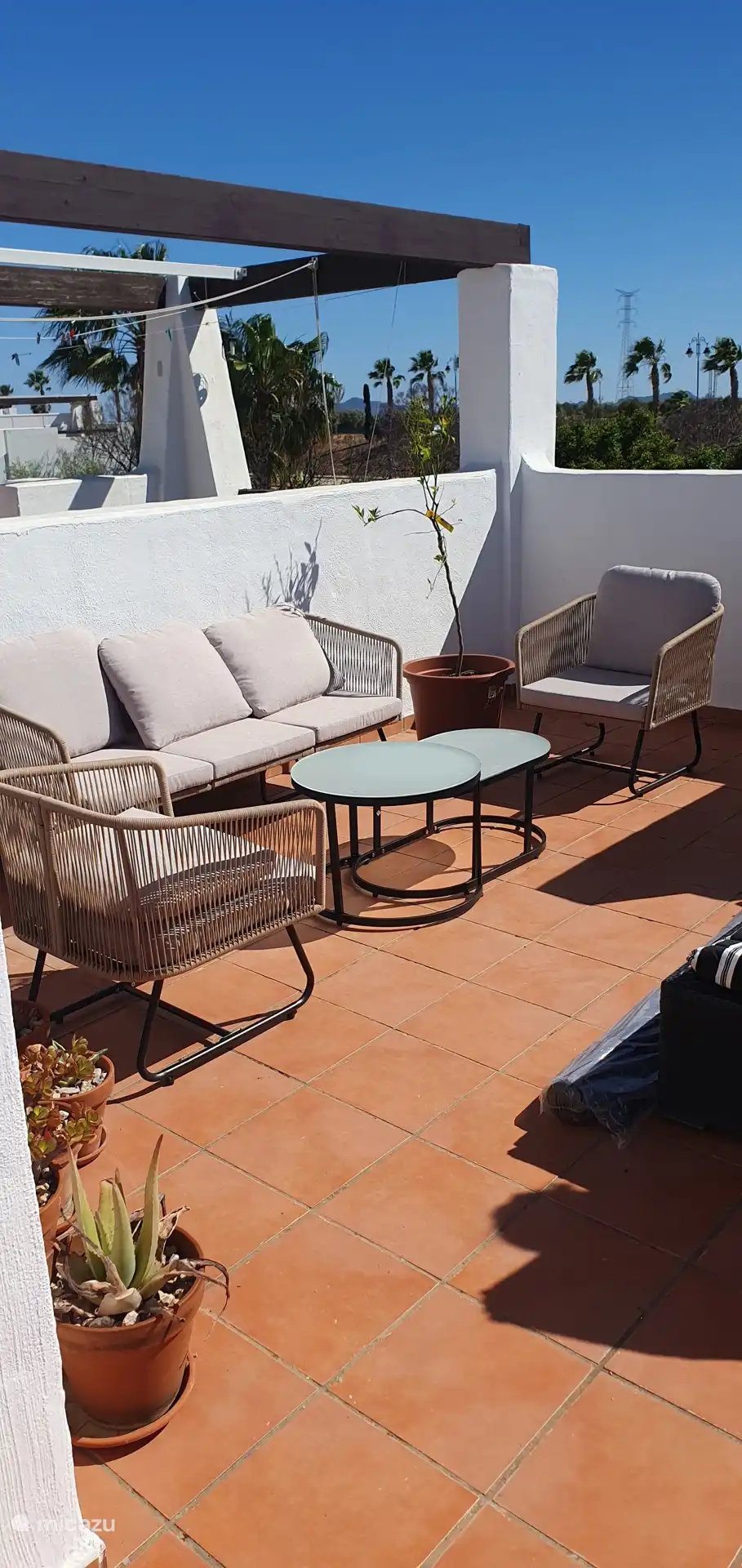 Ontdek het ruime dakterras van Cielo Dorado, ingericht in Ibiza-stijl. Geniet van het prachtige uitzicht op de golfbaan en de natuur, bewonder de kleurrijke zonsondergangen.