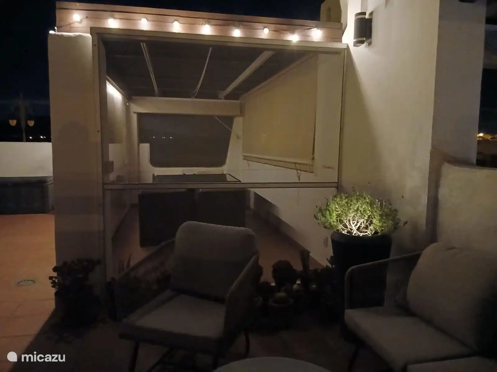 Geniet 's avonds van het sfeervol verlichte dakterras van Cielo Dorado. De gezellige verlichting zorgt voor een warme Ibiza-sfeer, perfect om te aperitieven en gezellig bij te praten.