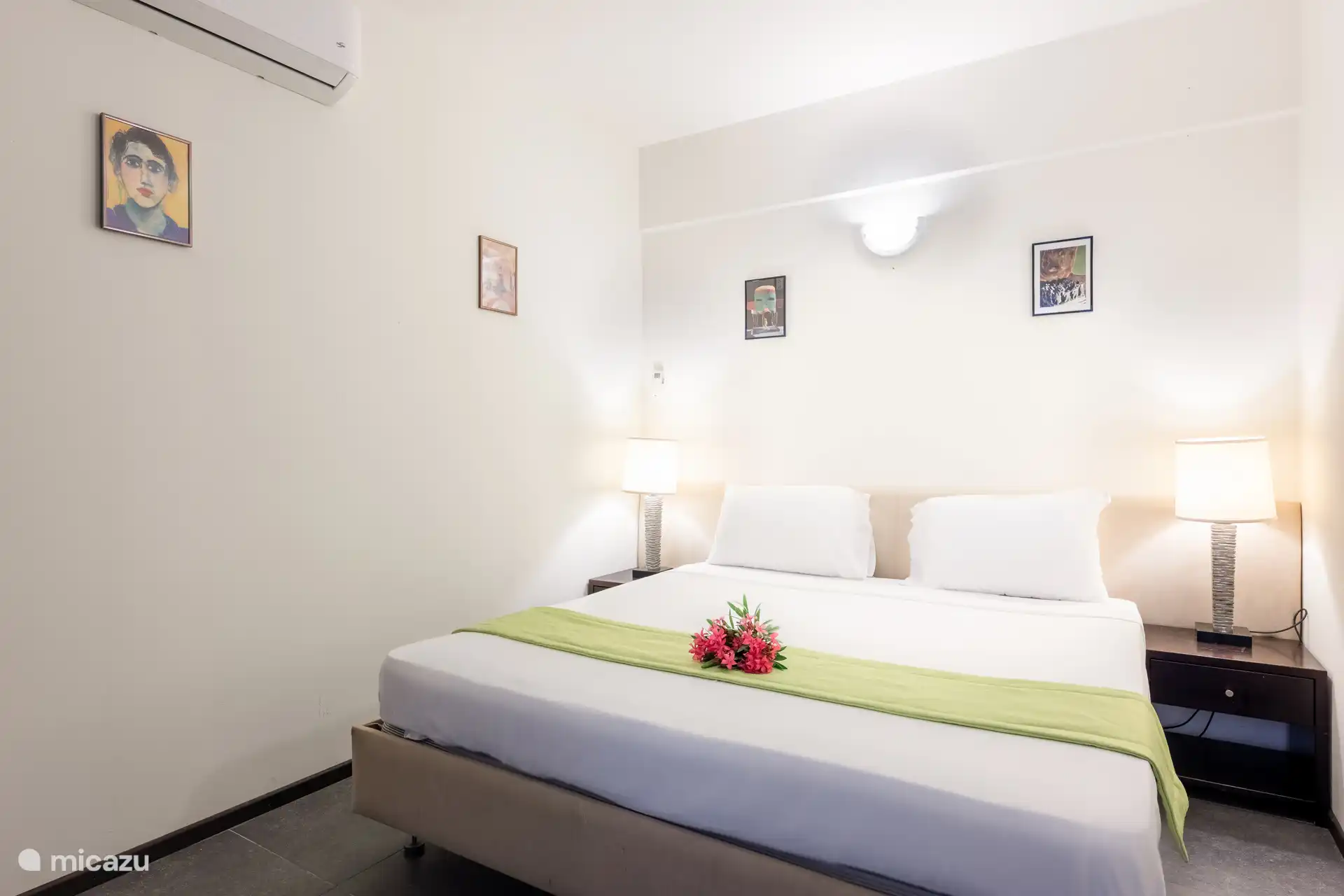 Slaapkamer 2, met airconditioning en opbergruimte.