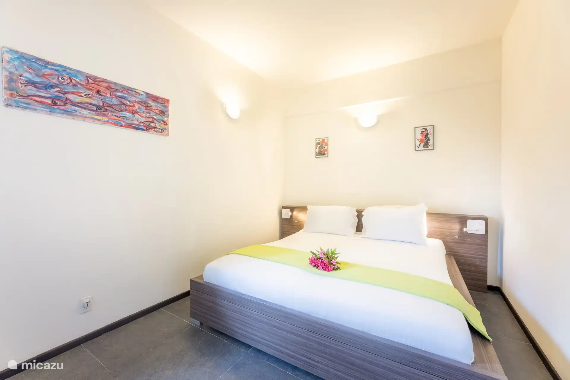 Het beschikt over twee slaapkamers en één badkamer.