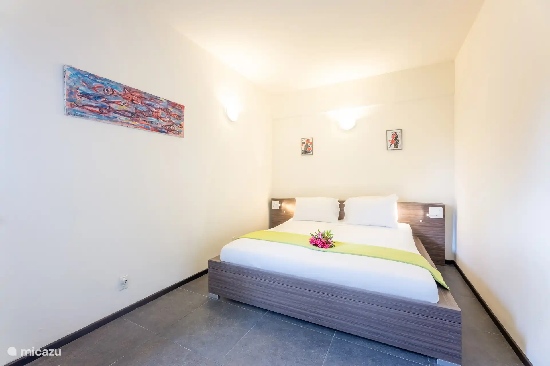 Slaapkamer 1, met airconditioning en opbergruimte.
