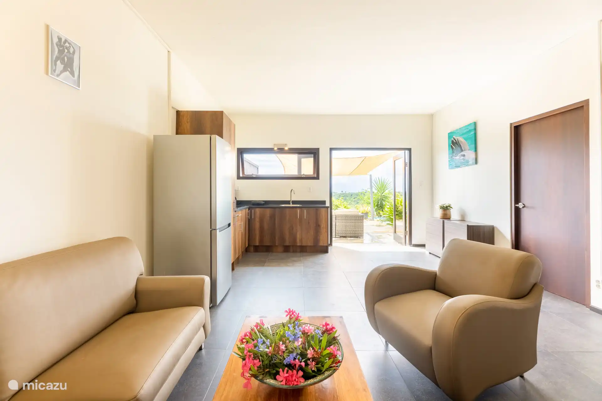 Woonkamer met TV voor ontspannen avonden op de bank.