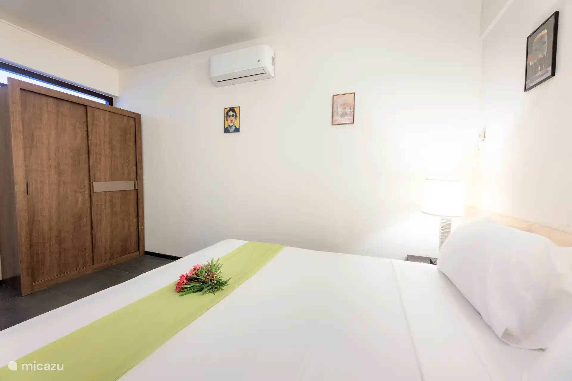 Slaapkamer 2, met airconditioning en opbergruimte.