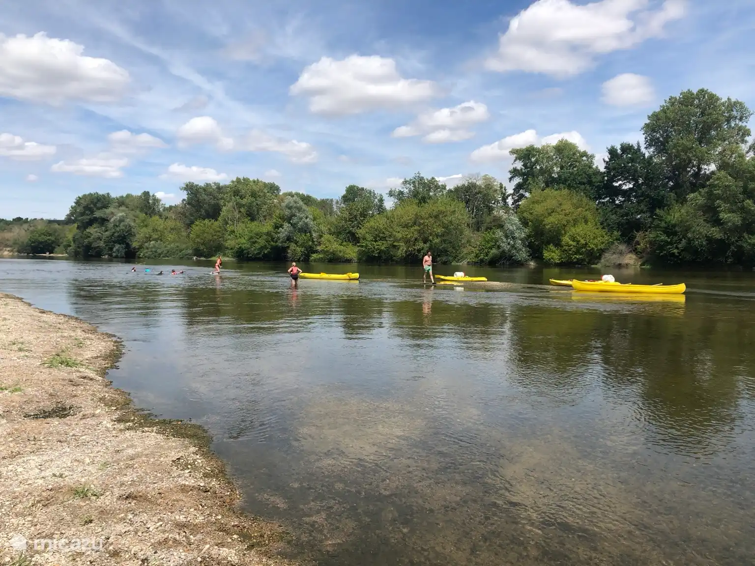 Kanoën op de Loire, zwemmen op warme dagen en ontspannen op een rustig strandje langs de rivier. Een heerlijke manier om de natuur en het landschap rond Sancerre te beleven.
