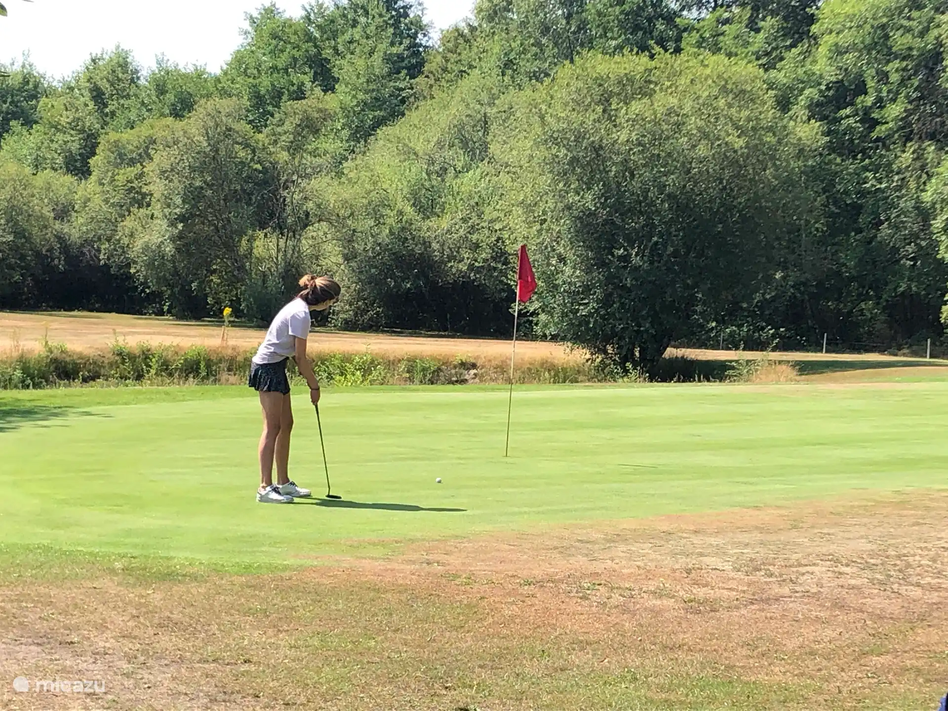 Op slechts 10 minuten ligt de 18-holes golfbaan van Sancerre, prachtig gelegen in het groene landschap. Ideaal voor een ontspannen ronde tijdens je verblijf.