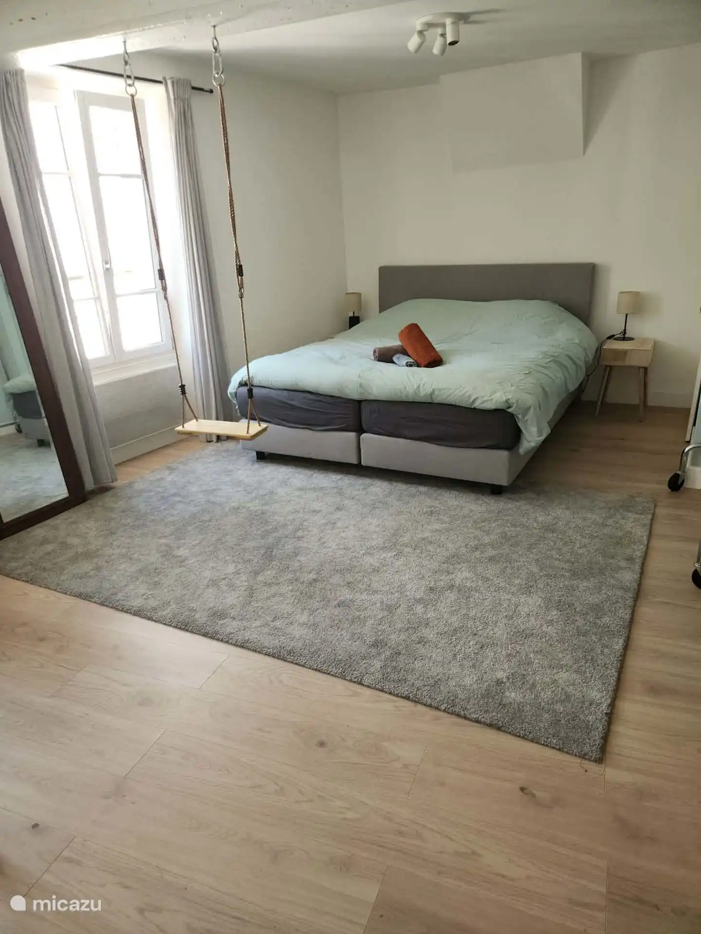 Grote, lichte slaapkamer met comfortabel tweepersoonsbed, bureau met werkplek, kast en kledingrek. Ruim, rustig en prettig ingericht voor een ontspannen verblijf.