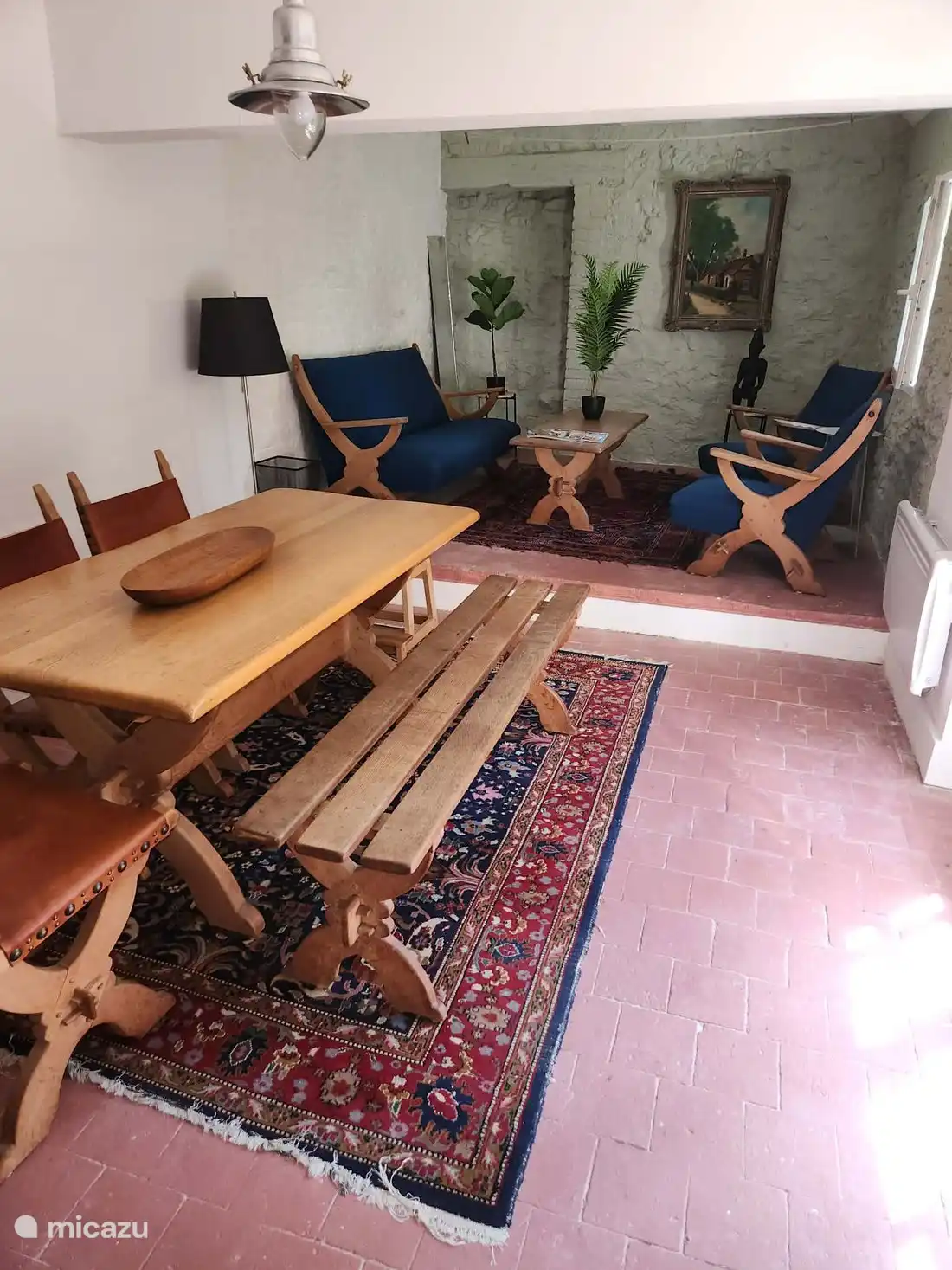 Lichte tuinkamer op de eerste verdieping met eettafel, comfortabele zithoek en openslaande deuren naar de sfeervolle binnentuin. Een fijne plek om binnen én buiten te genieten.