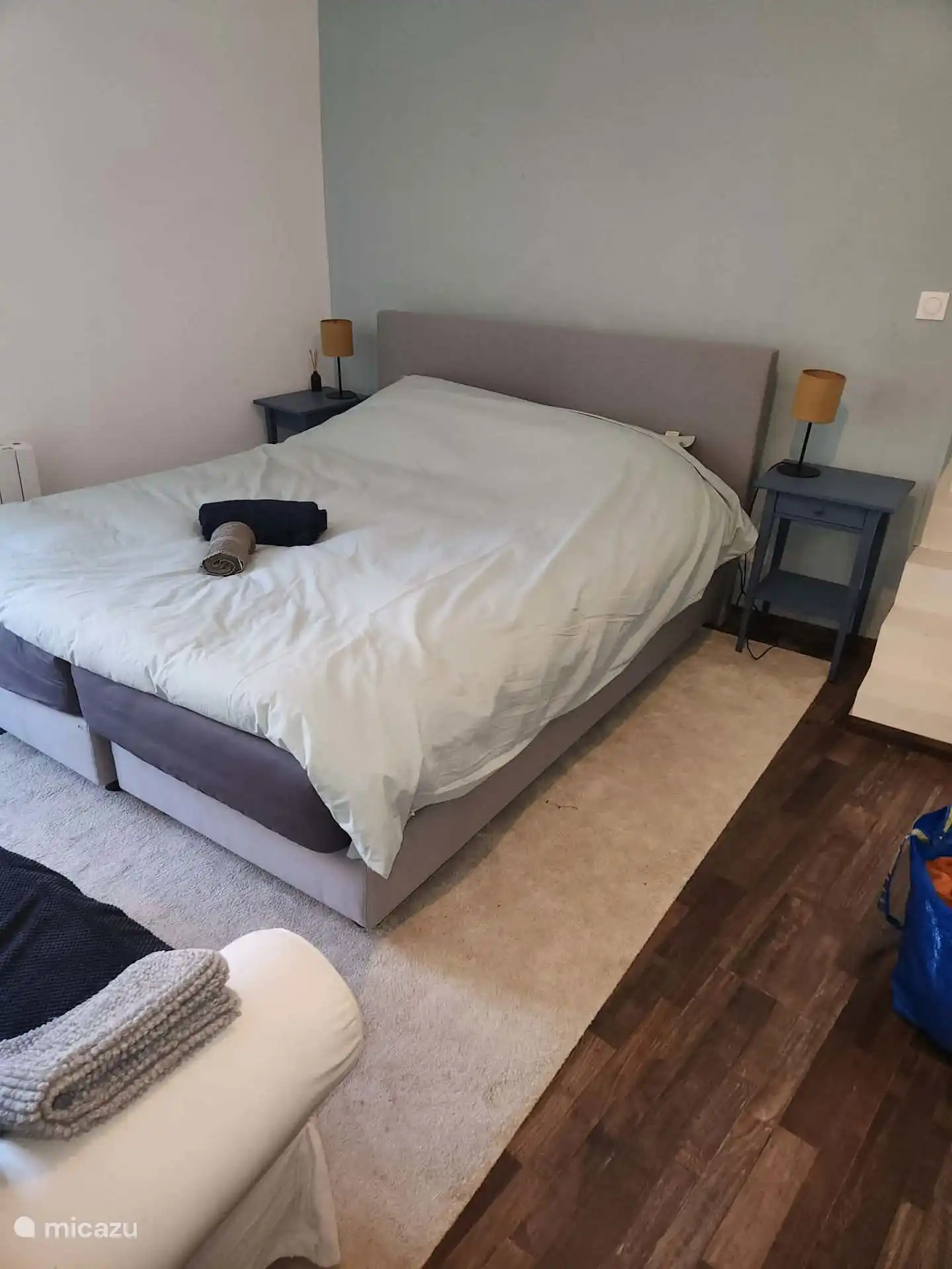 Knusse tweede slaapkamer met comfortabel groot tweepersoonsbed en een eigen compacte badkamer met douche, toilet en wastafel. Een fijne, zelfstandige slaapruimte voor twee personen.